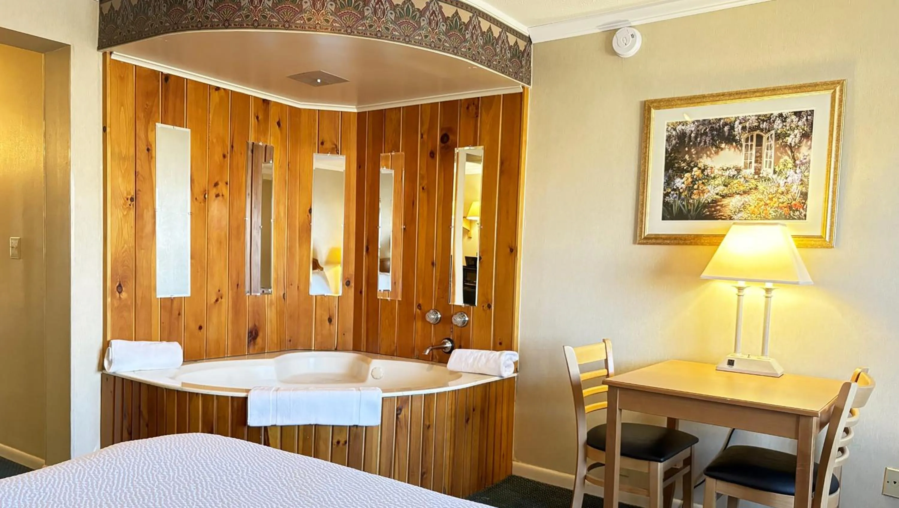 Bedroom, Bed in Magnuson Grand Pioneer Inn and Suites