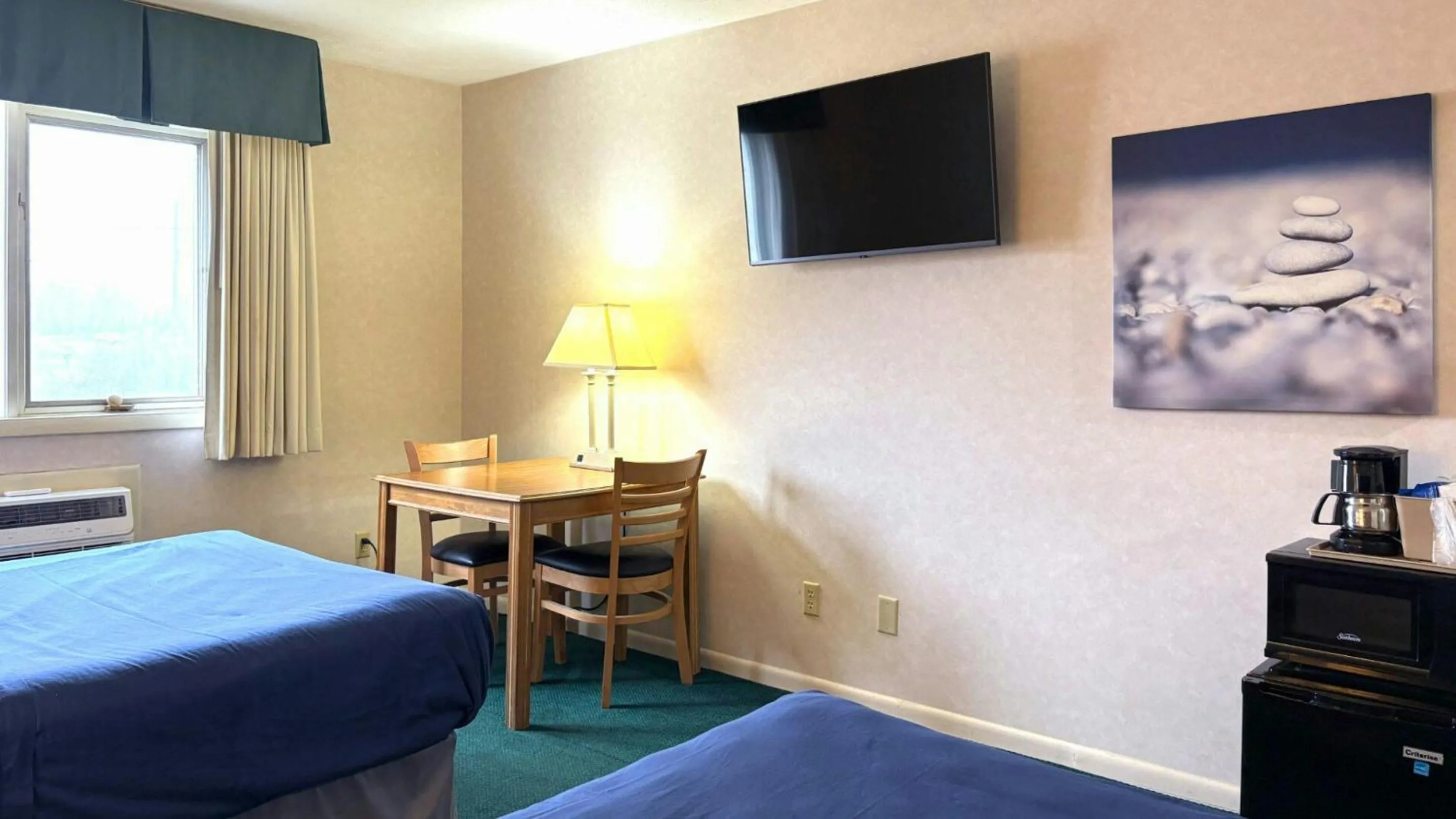 Photo of the whole room, Bed in Magnuson Grand Pioneer Inn and Suites
