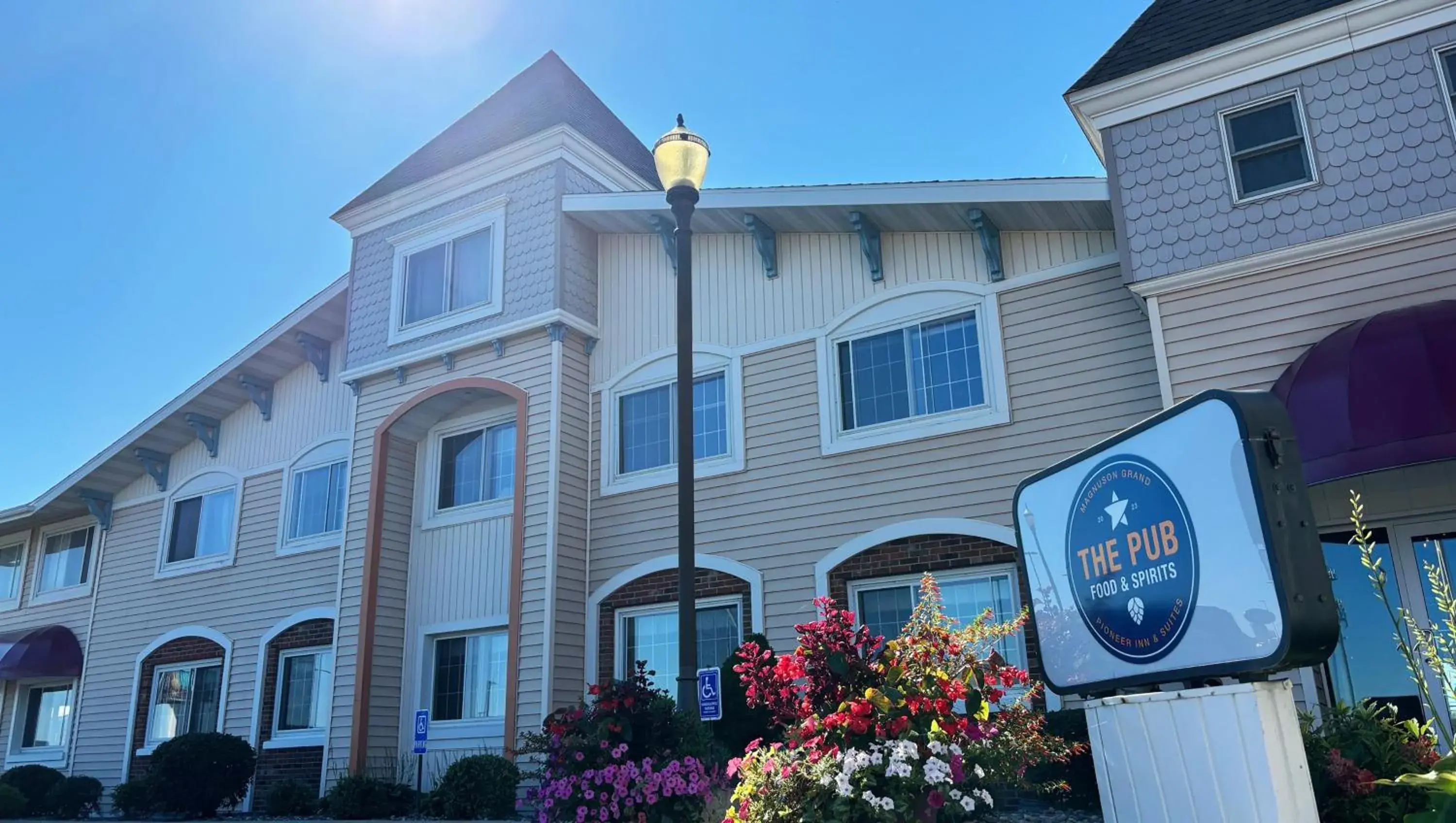 Property building in Magnuson Grand Pioneer Inn and Suites Property building in Magnuson Grand Pioneer Inn and Suites