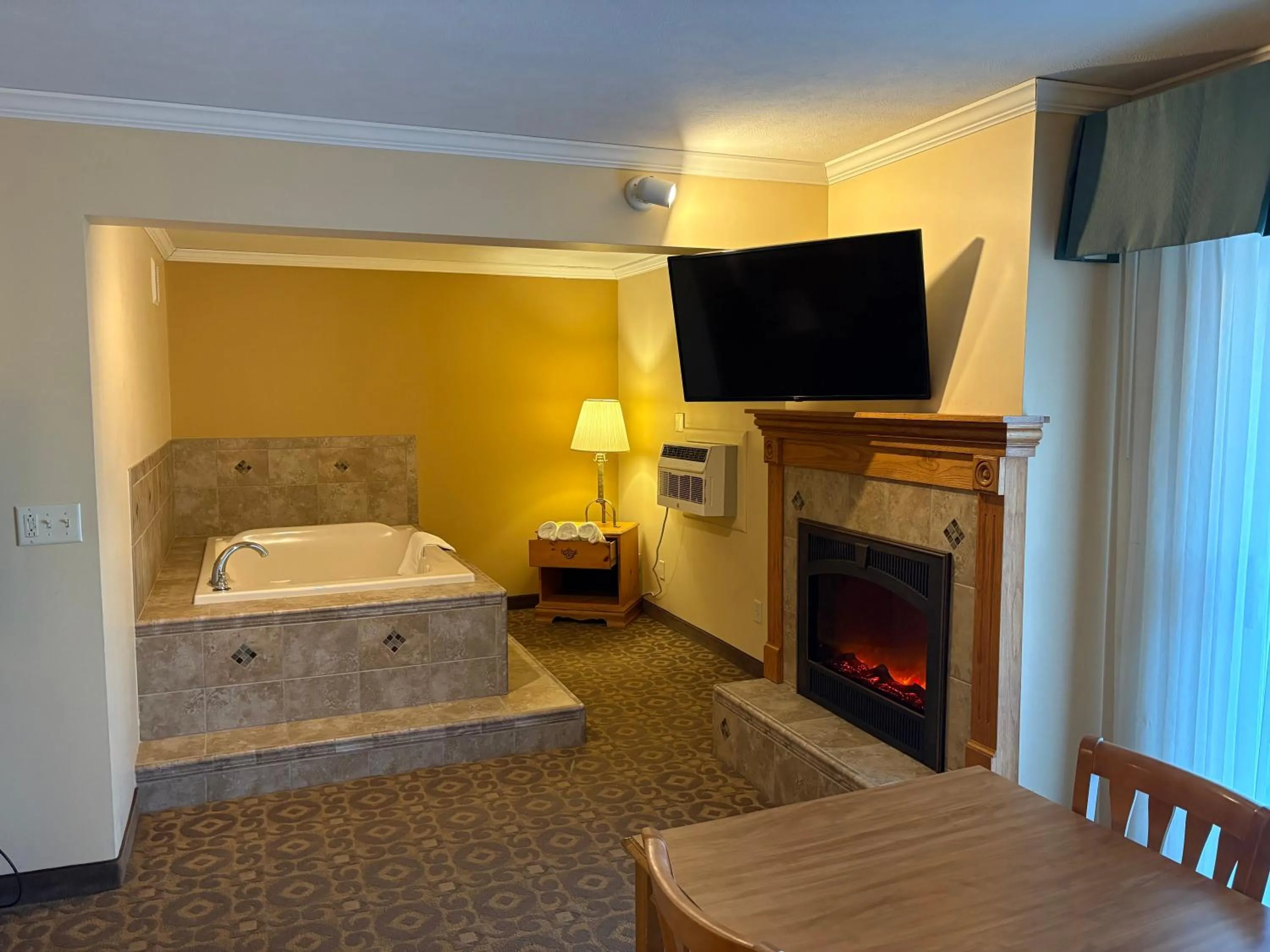 Bedroom, Bed in Magnuson Grand Pioneer Inn and Suites