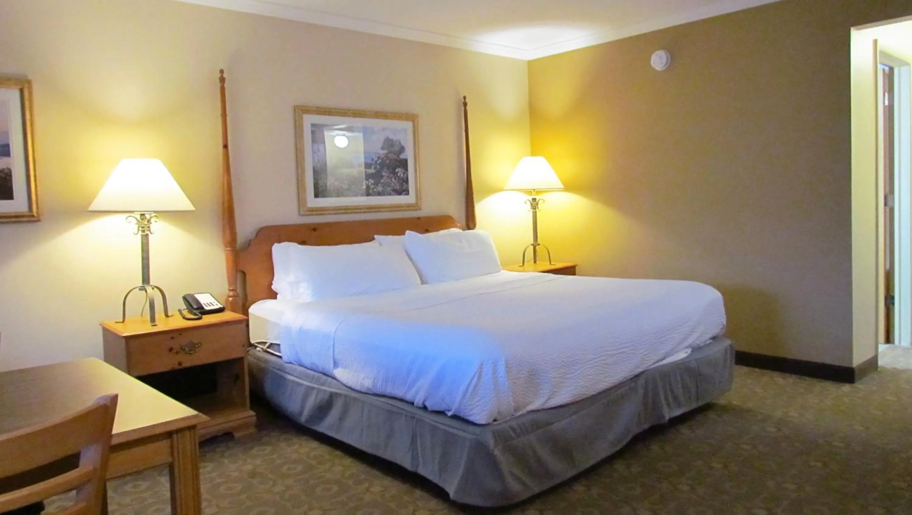 Photo of the whole room, Bed in Magnuson Grand Pioneer Inn and Suites