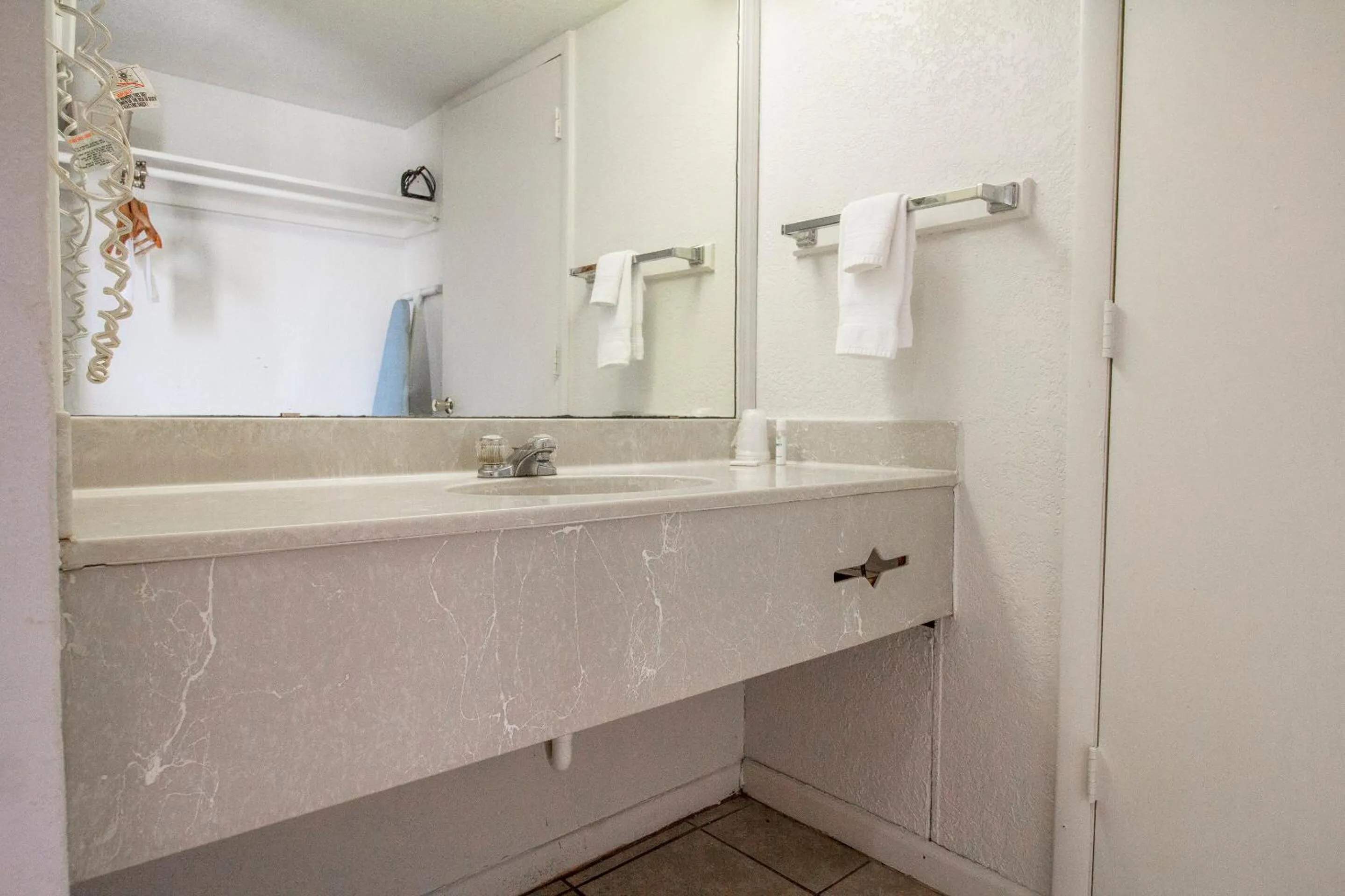 Bathroom in American Best Inn By OYO I-35 Perry near Lake McMurtry