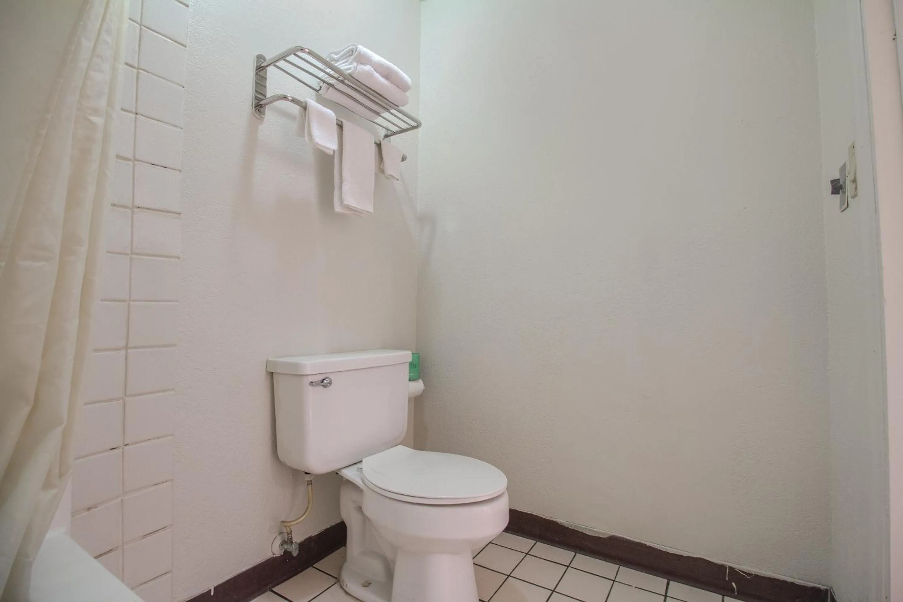 Bathroom in American Best Inn By OYO I-35 Perry near Lake McMurtry