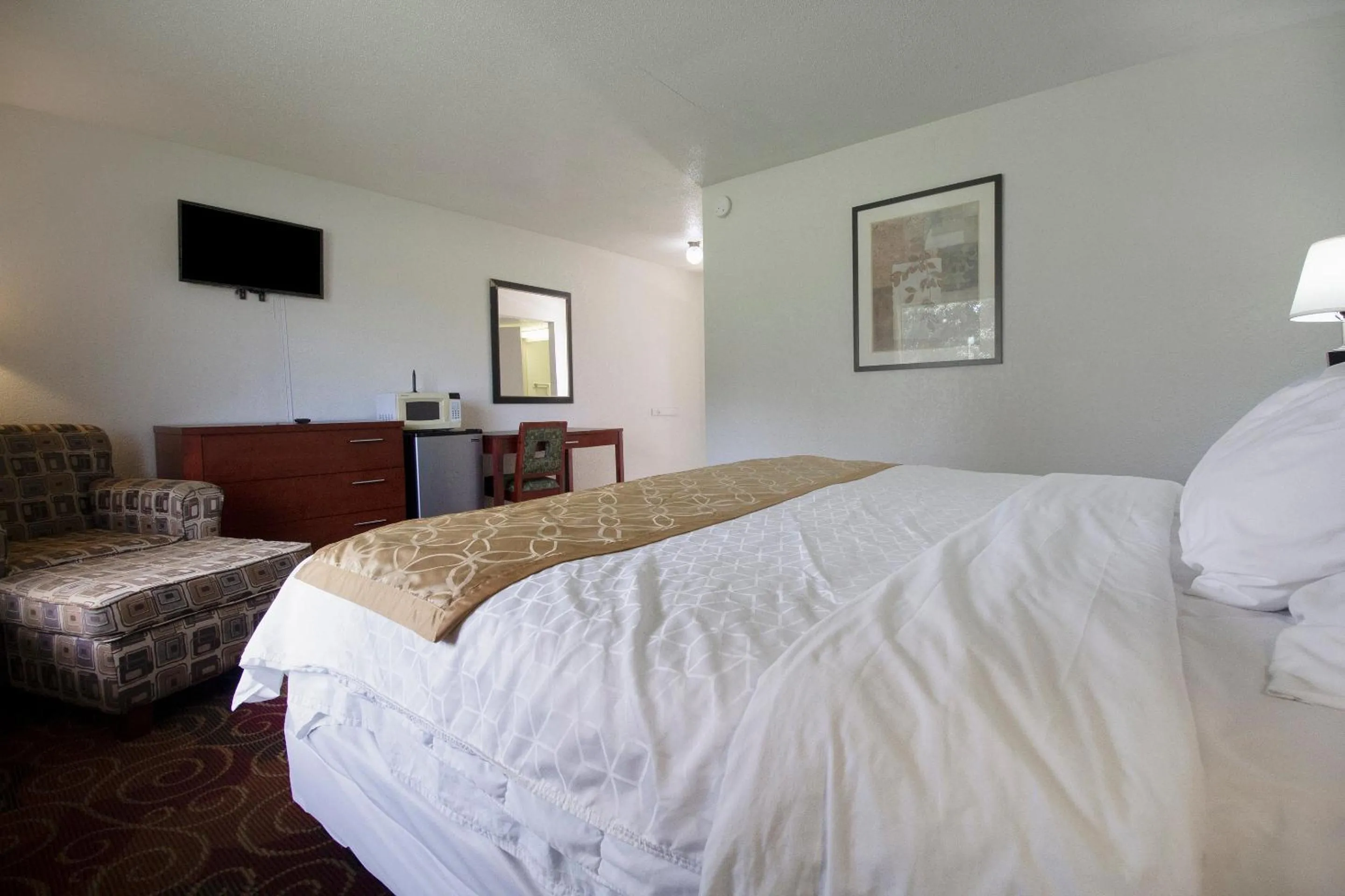 Bedroom in American Best Inn By OYO I-35 Perry near Lake McMurtry