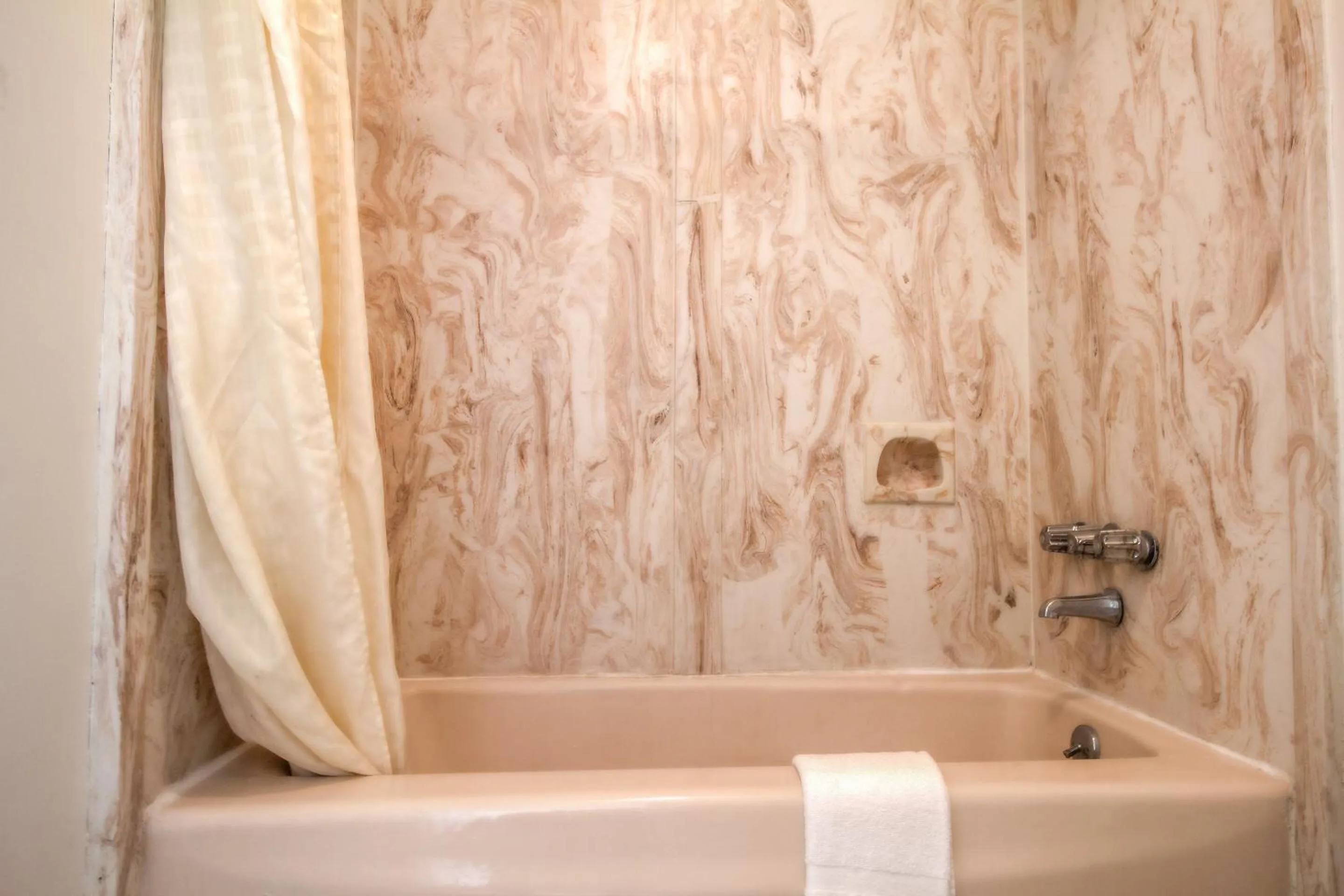 Bathroom in American Best Inn By OYO I-35 Perry near Lake McMurtry