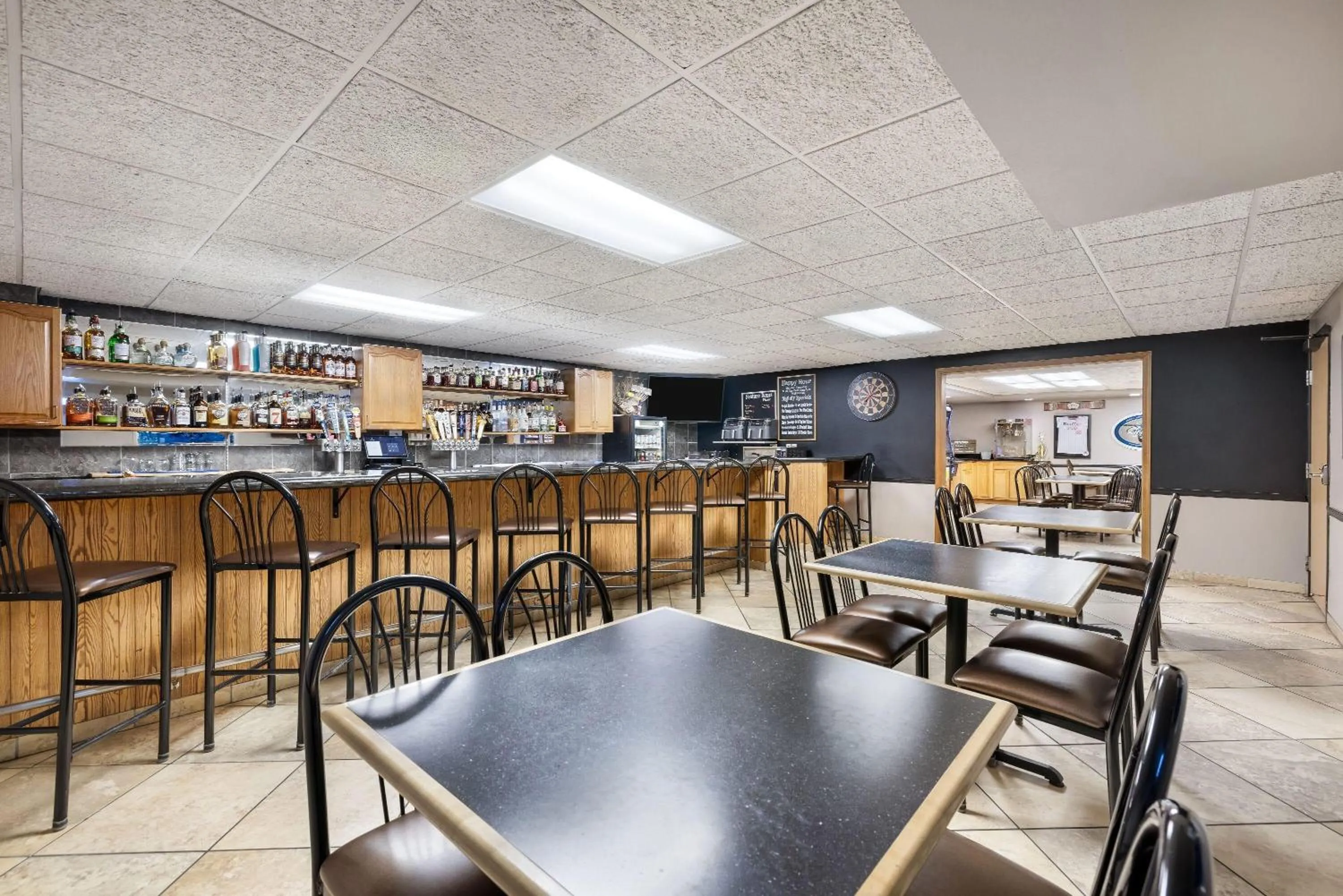 Lounge or bar in AmericInn by Wyndham Aberdeen Event Center