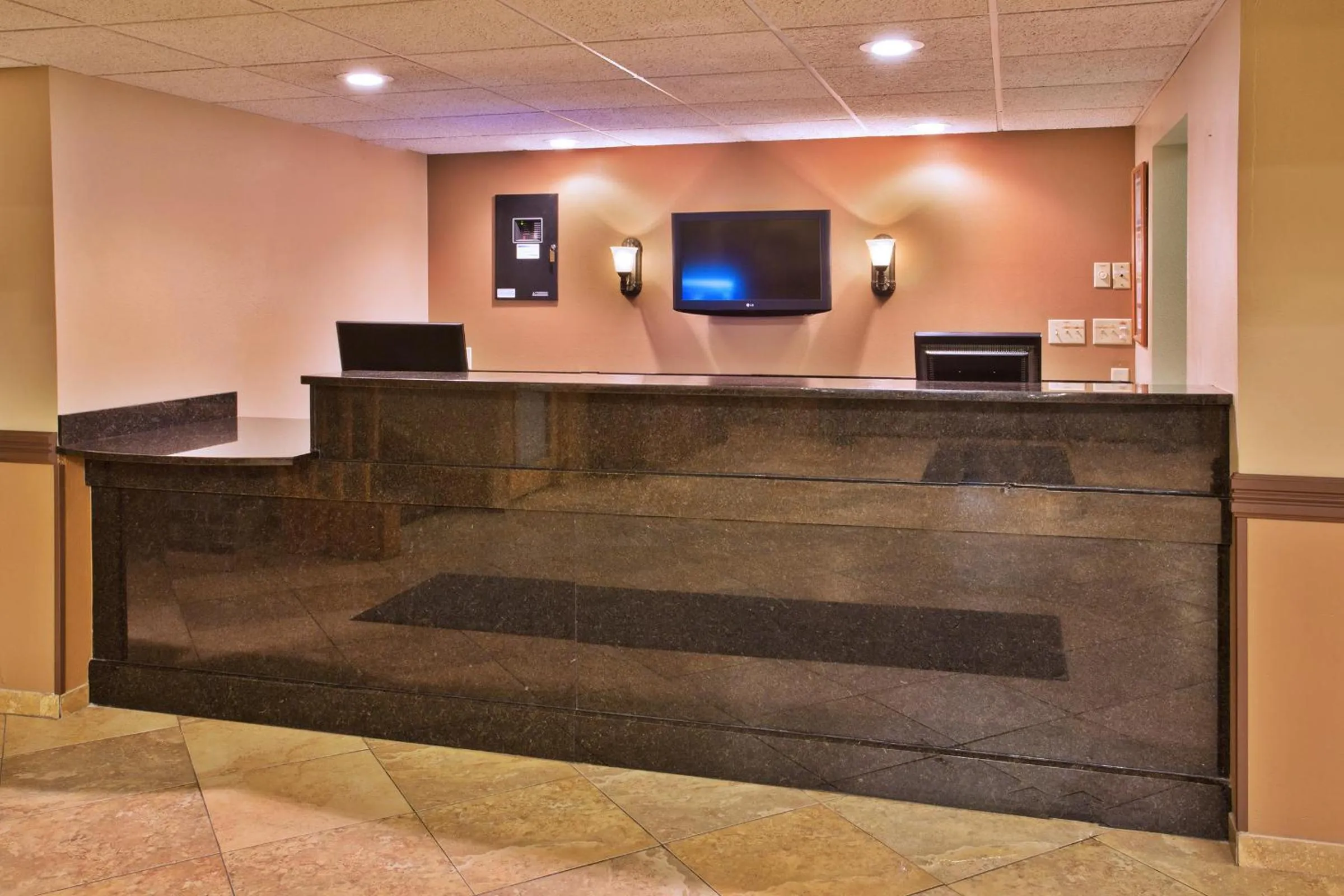 Lobby or reception in AmericInn by Wyndham Aberdeen Event Center