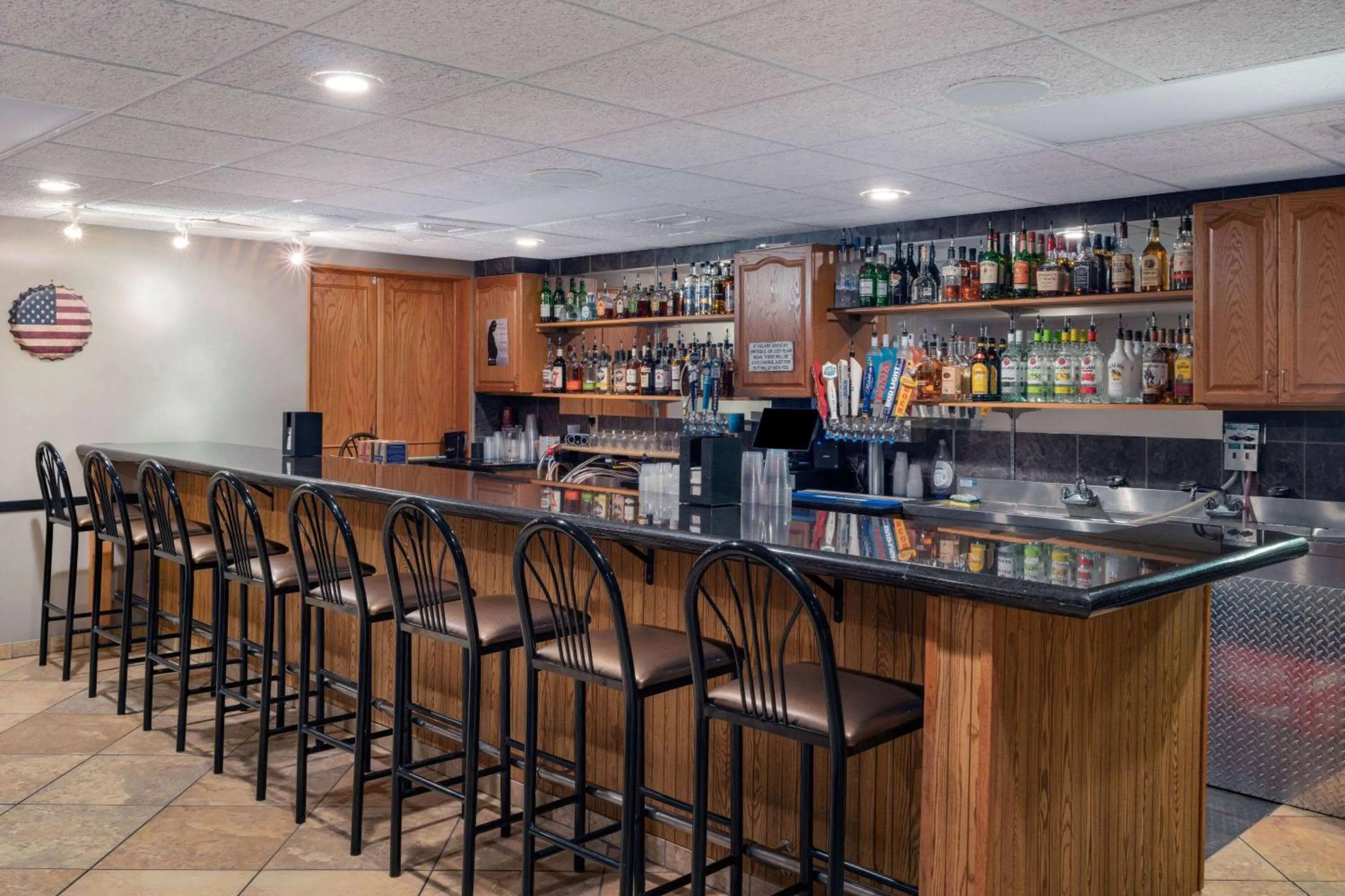Lounge or bar in AmericInn by Wyndham Aberdeen Event Center