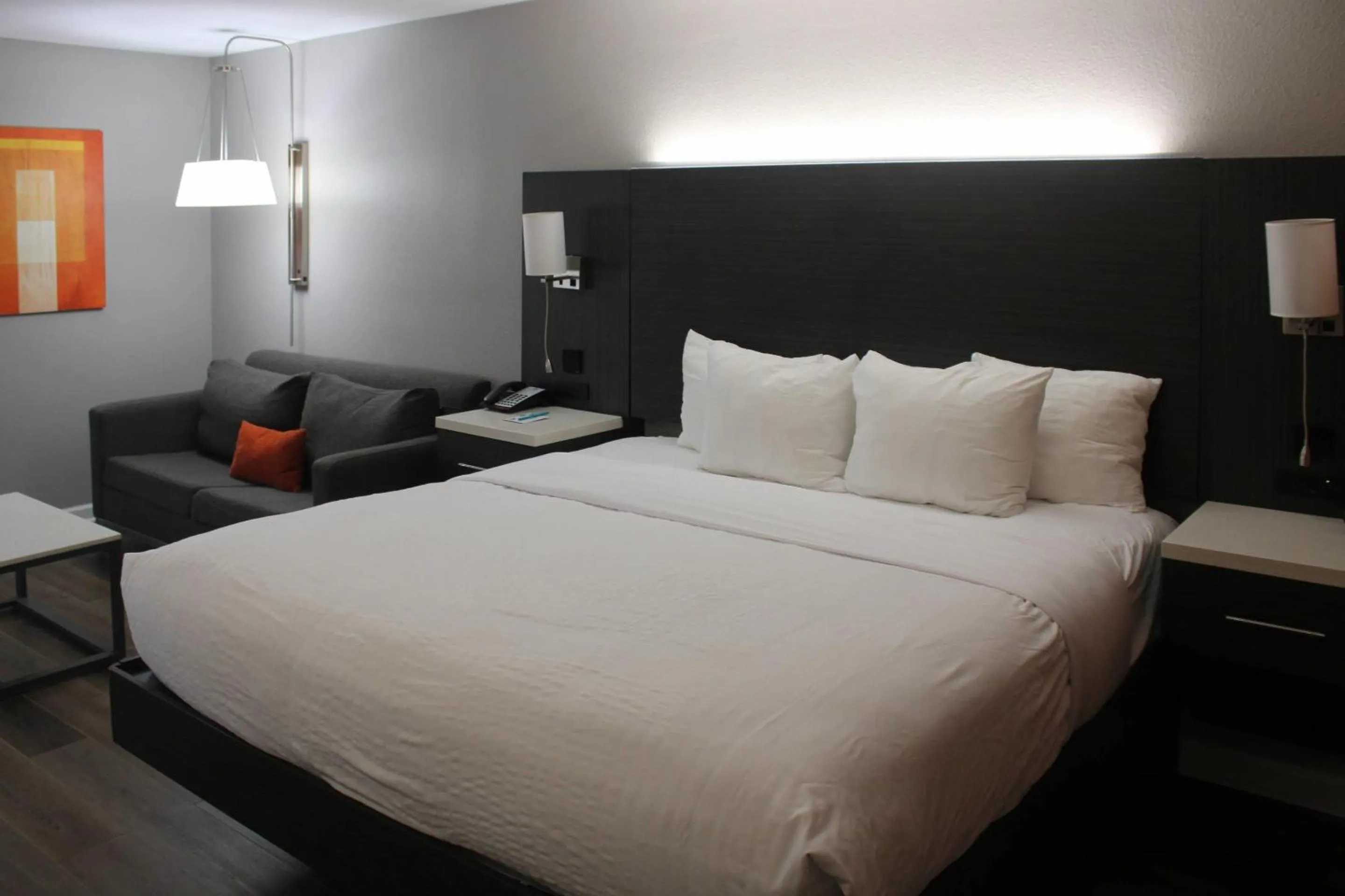 Bedroom, Bed in Clarion Pointe Marshall