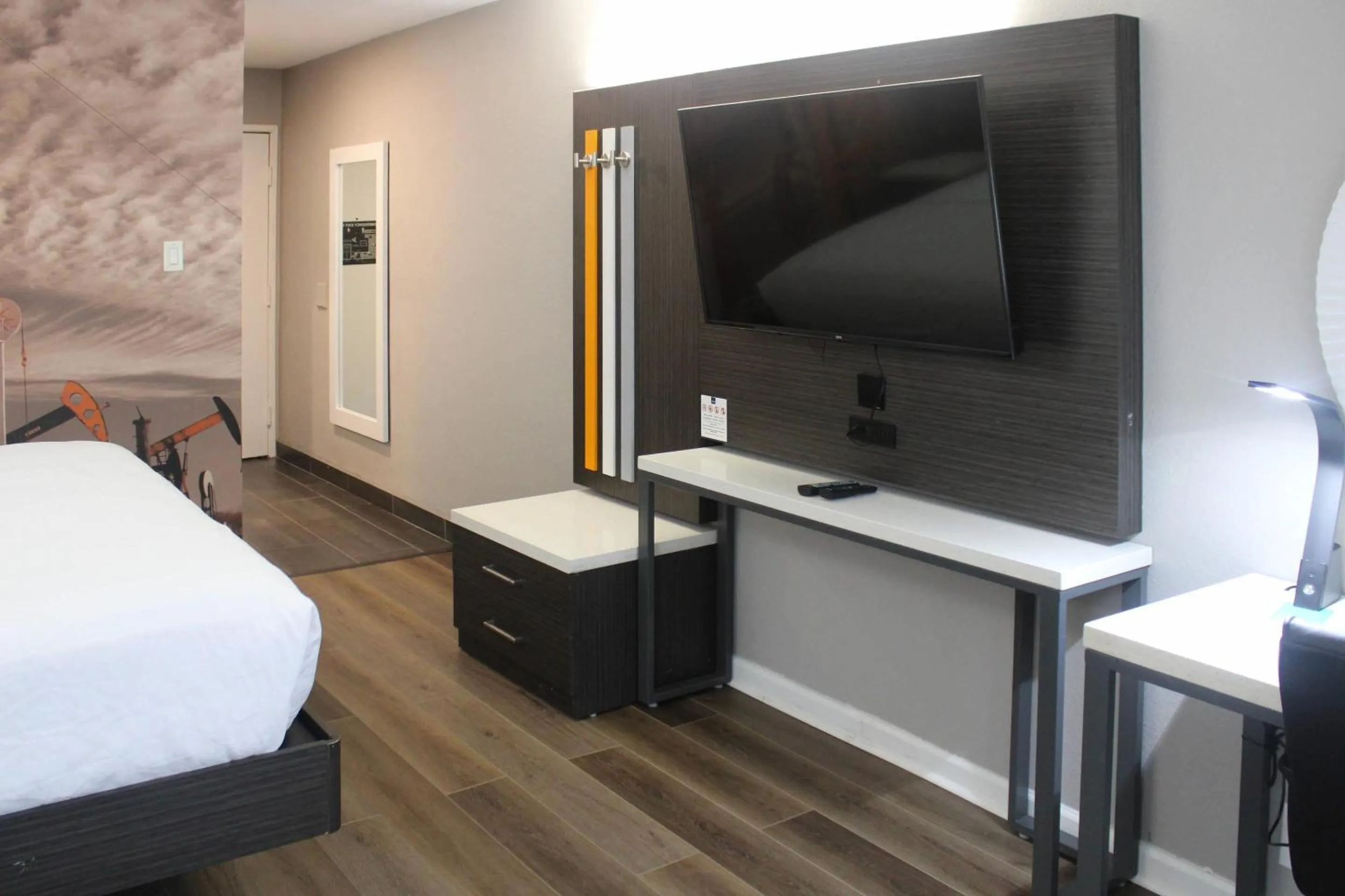 Bedroom, Bed in Clarion Pointe Marshall