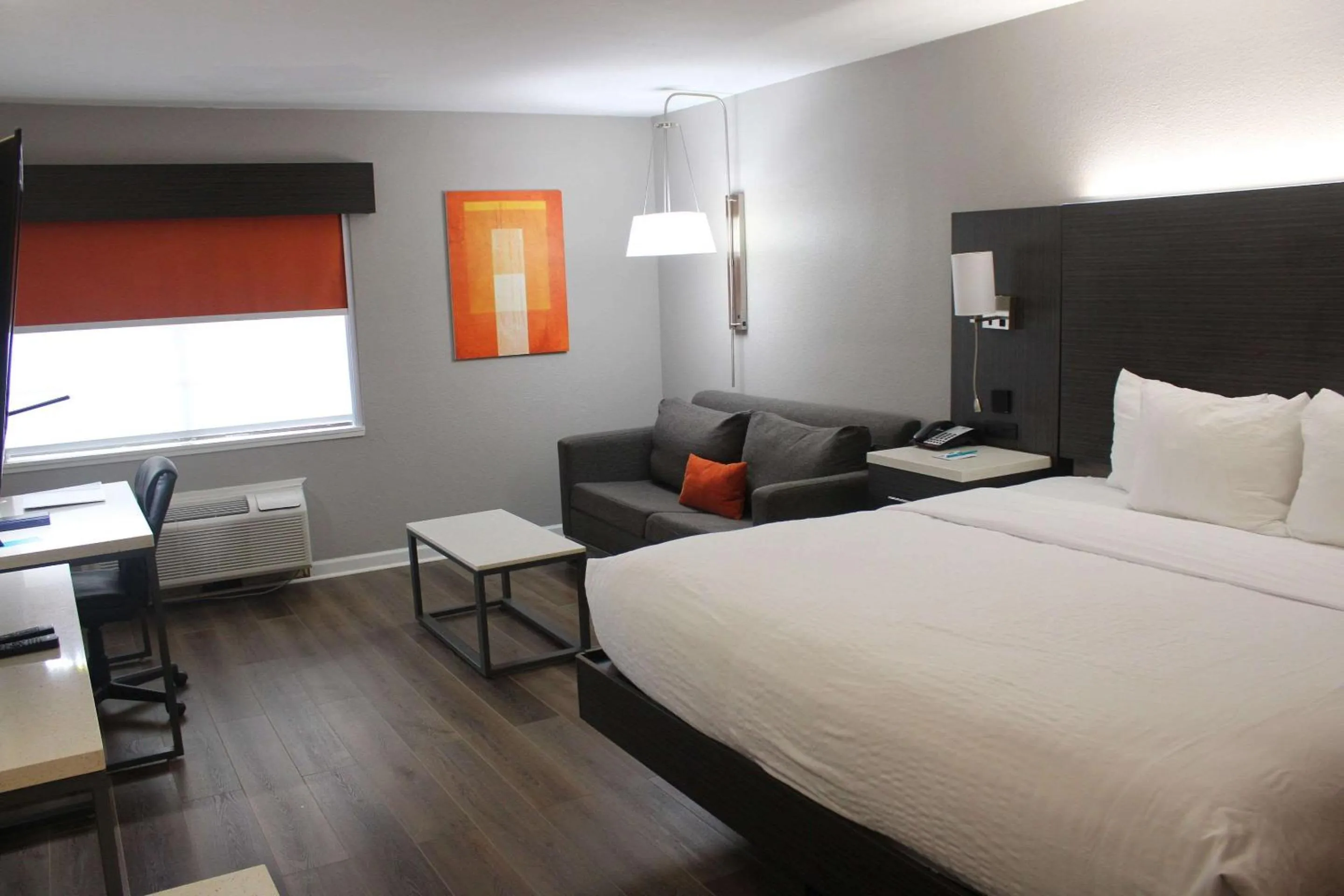 Bedroom, Bed in Clarion Pointe Marshall