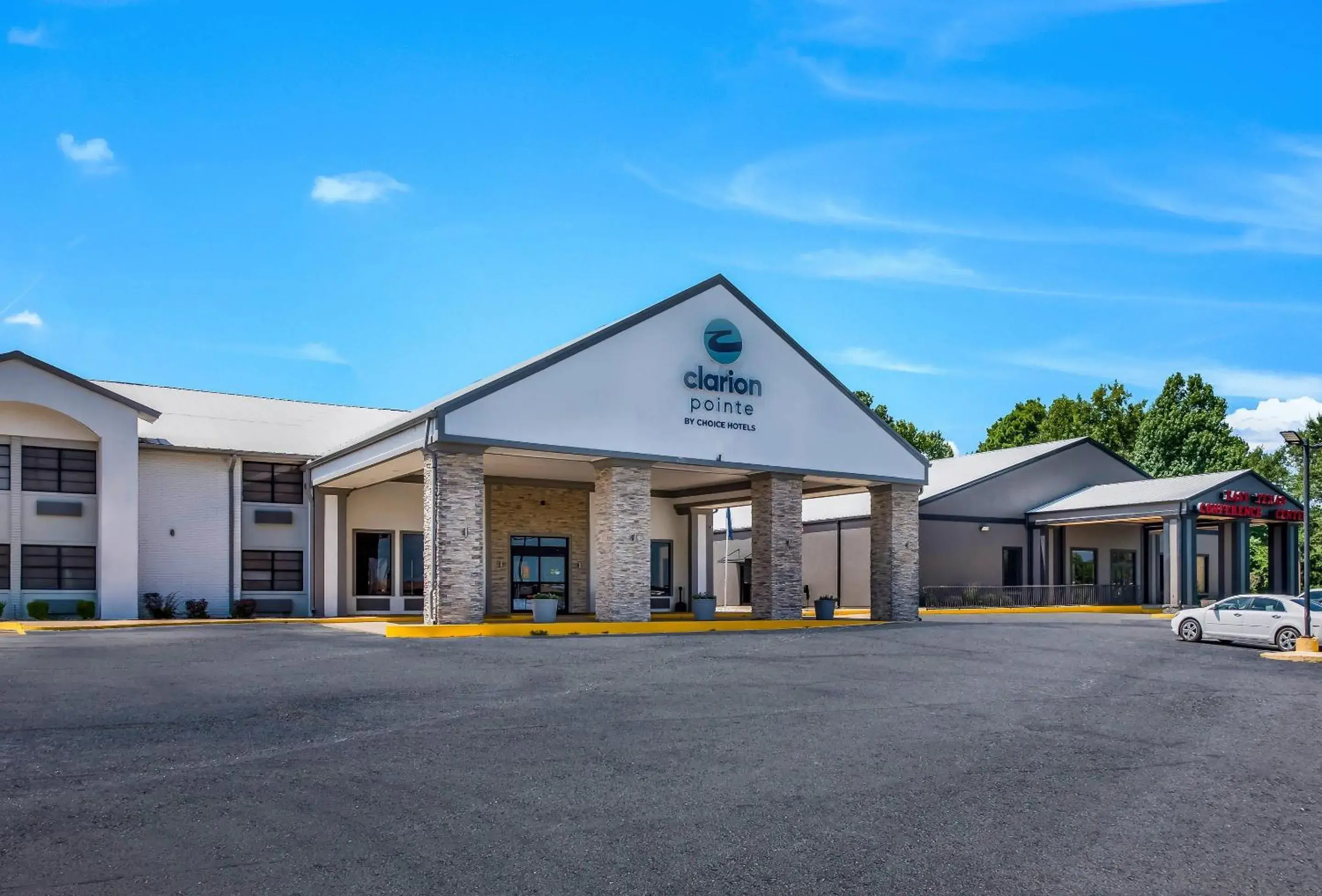 Property building in Clarion Pointe Marshall Property building in Clarion Pointe Marshall