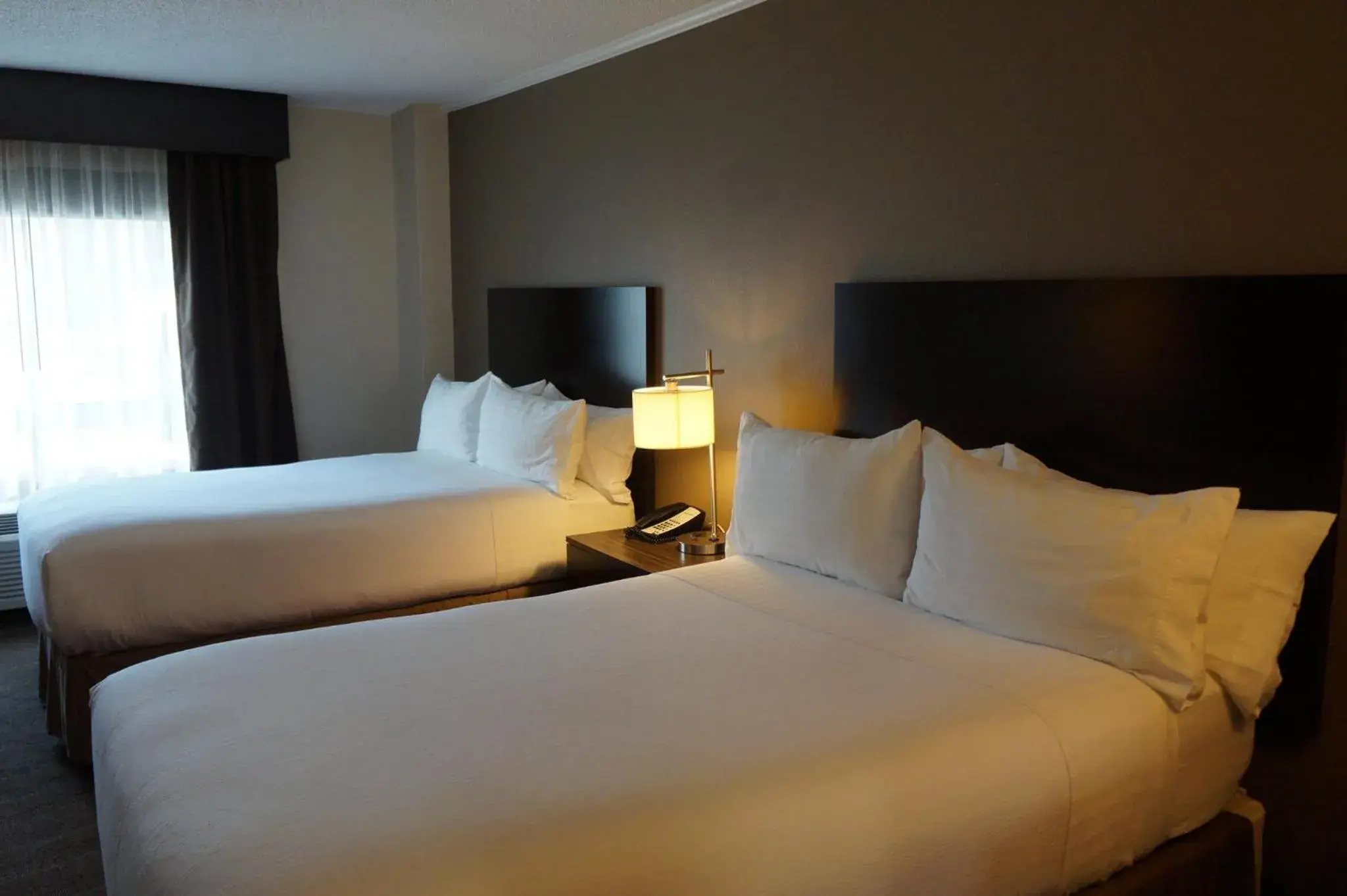 Photo of the whole room, Bed in Holiday Inn Portsmouth Downtown by IHG Photo of the whole room, Bed in Holiday Inn Portsmouth Downtown by IHG