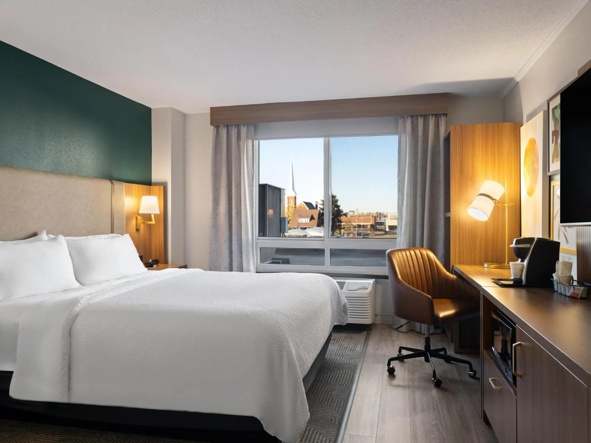 Photo of the whole room, Bed in Holiday Inn Portsmouth Downtown by IHG