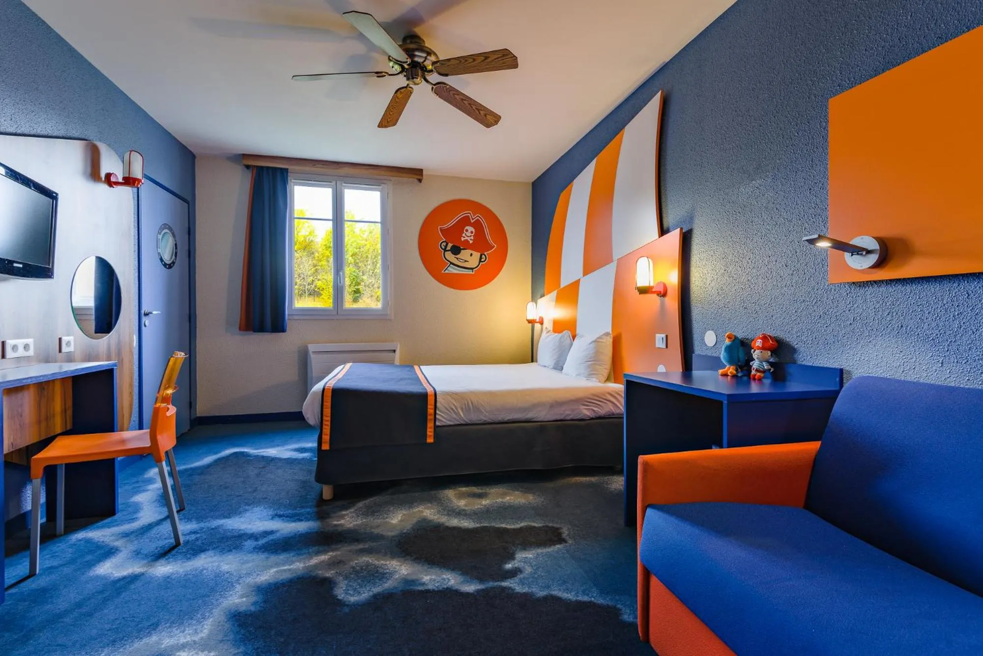 Photo of the whole room, Bed in Explorers Hotel Marne-la-Vallée