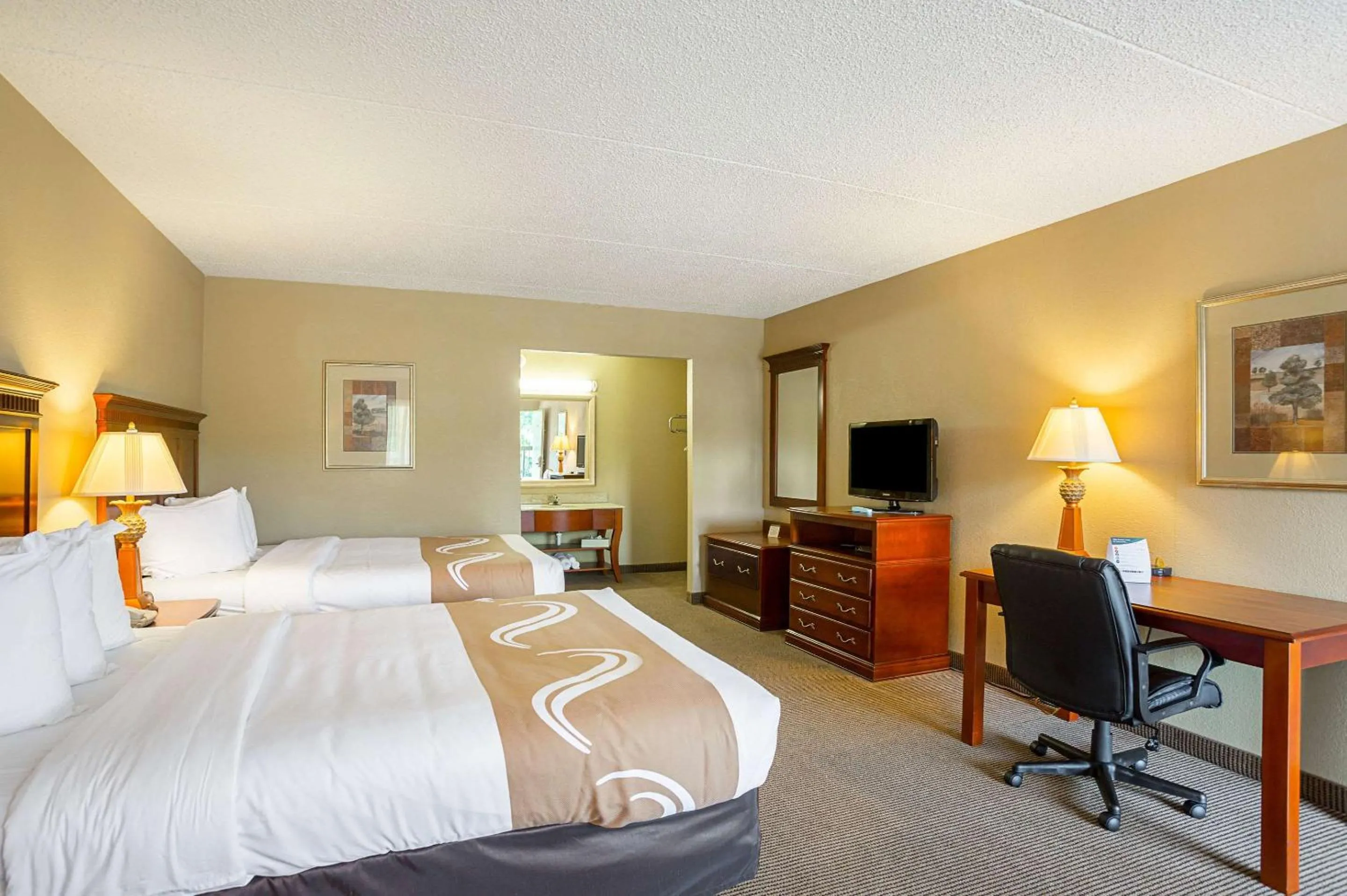 Photo of the whole room, Bed in Quality Inn Hurricane Mills I-40