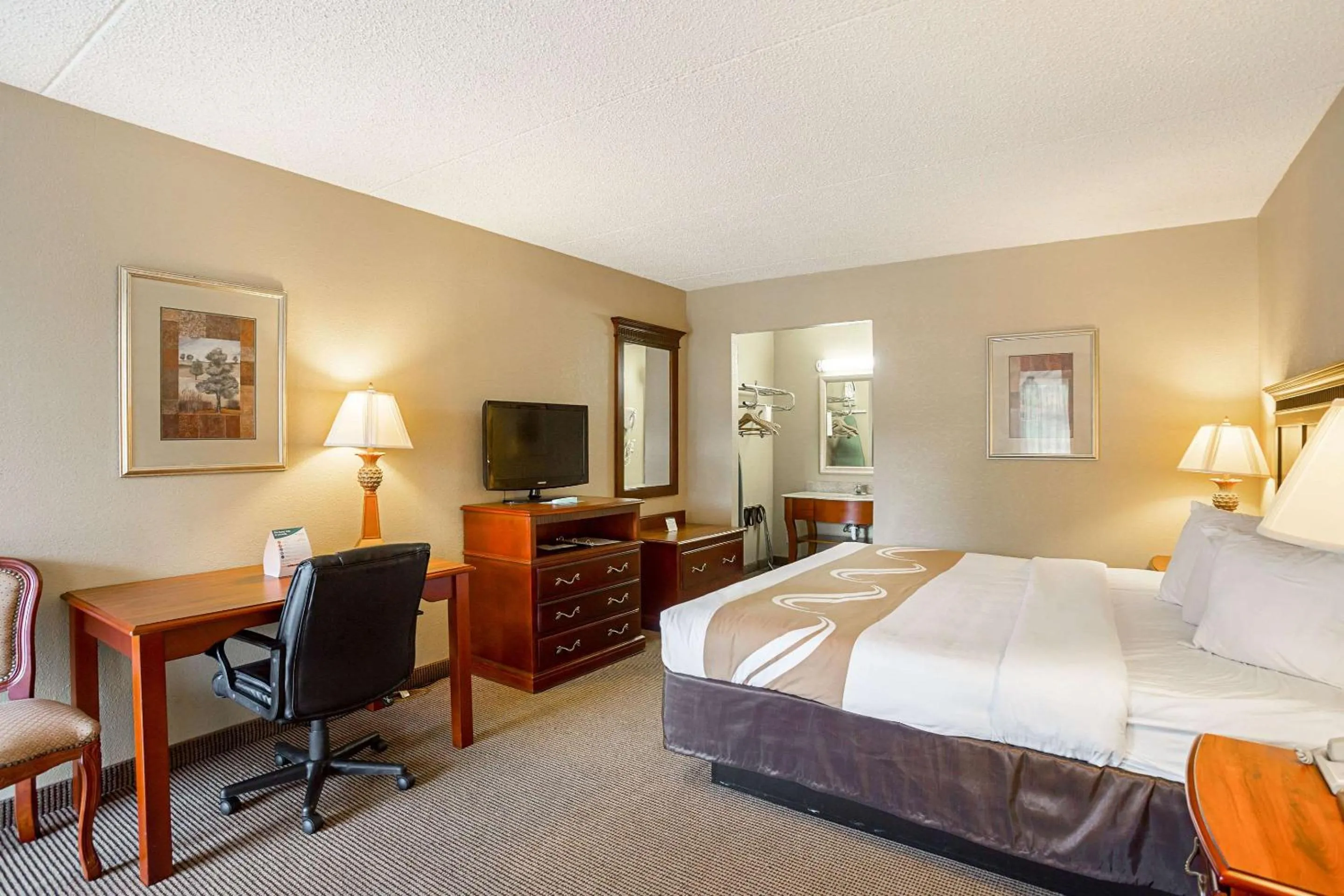 Photo of the whole room, Bed in Quality Inn Hurricane Mills I-40