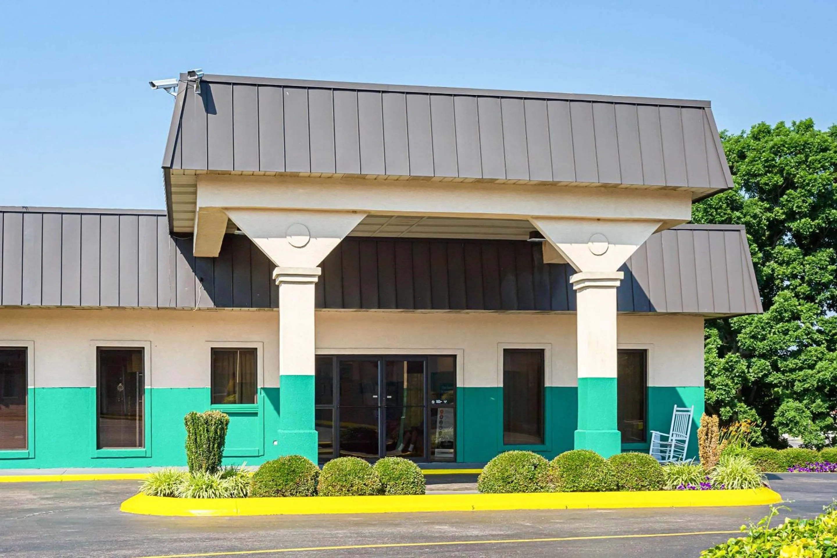 Property building in Quality Inn Hurricane Mills I-40