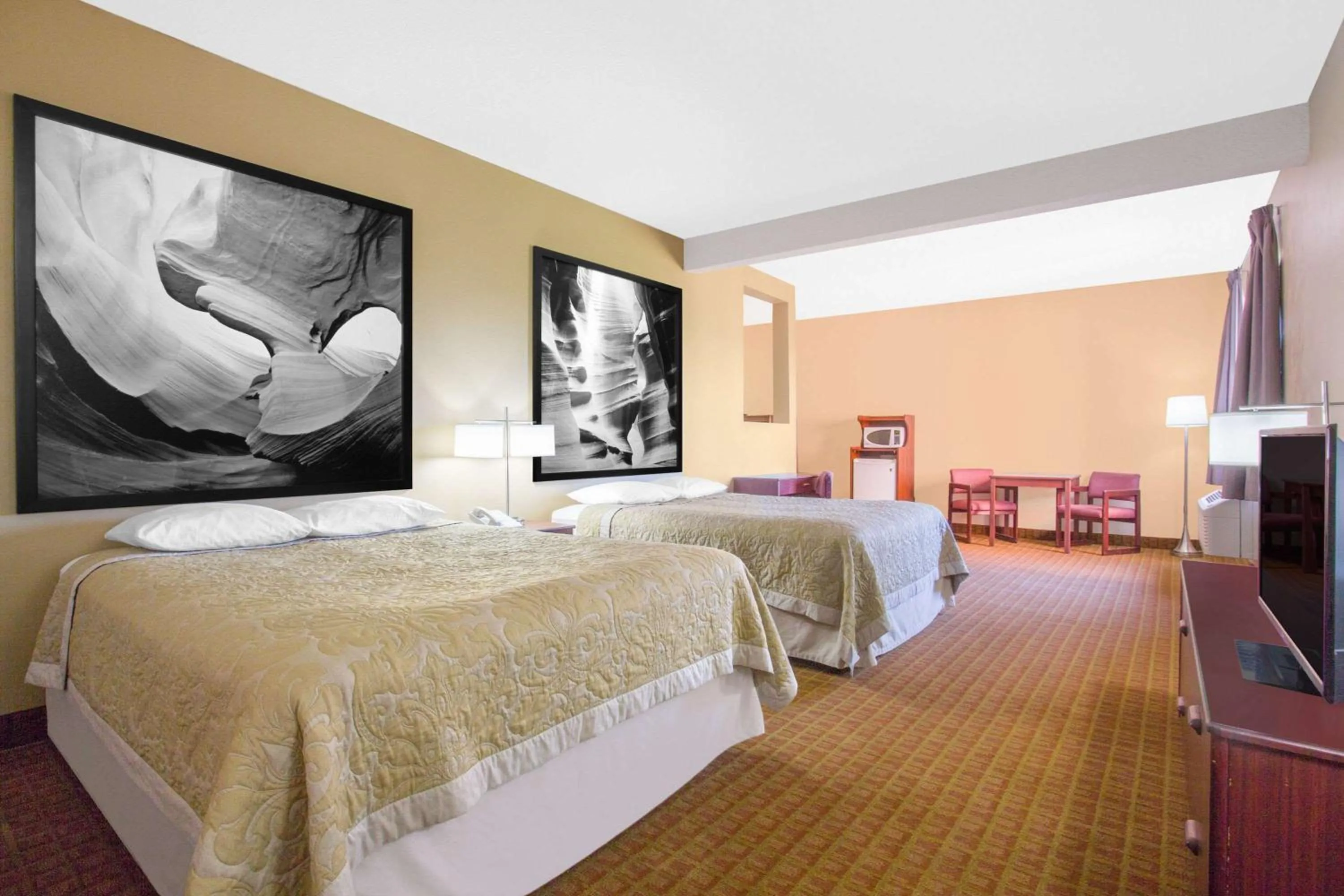 Photo of the whole room, Bed in Super 8 by Wyndham Page/Lake Powell