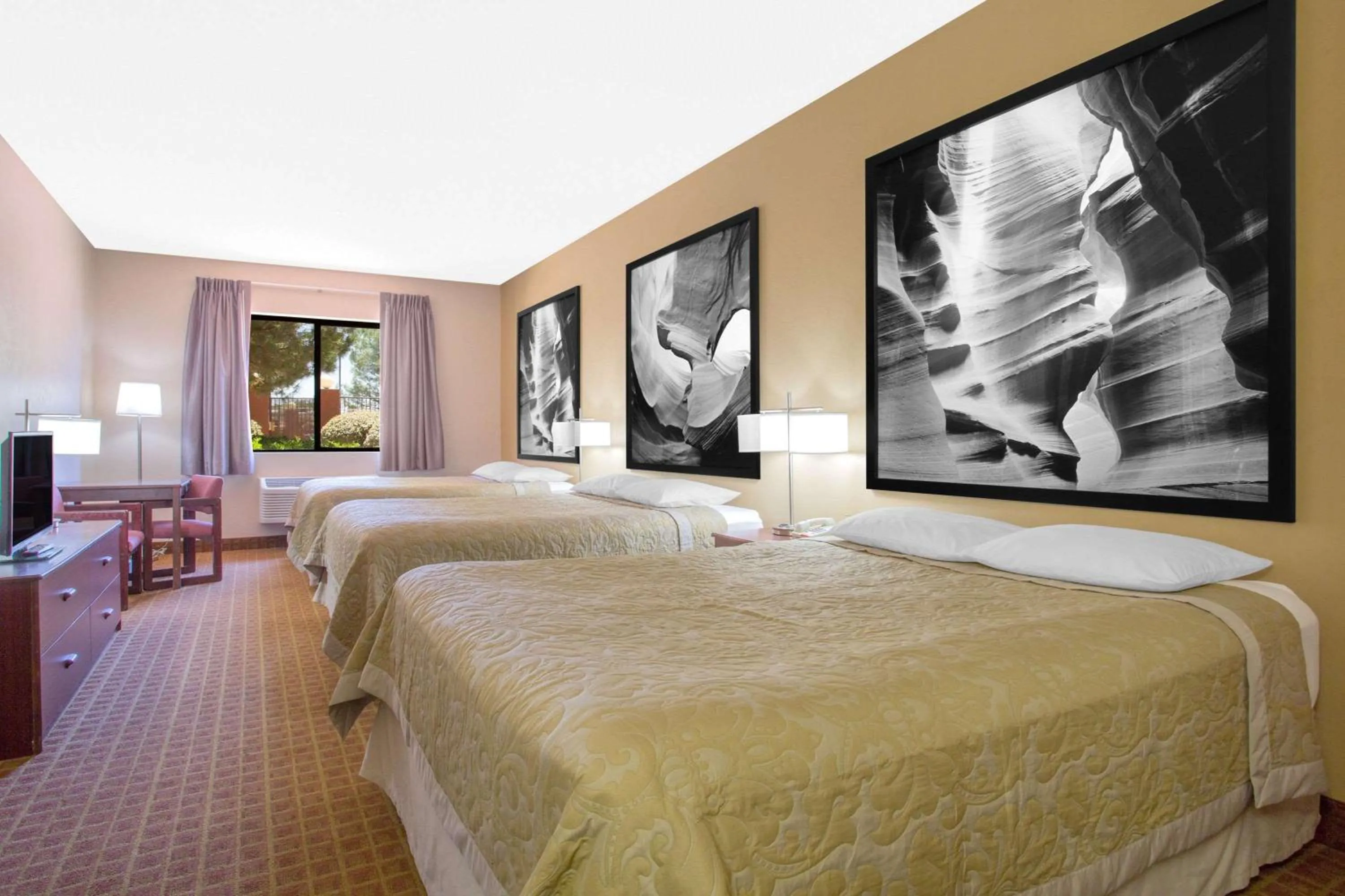 Photo of the whole room, Bed in Super 8 by Wyndham Page/Lake Powell