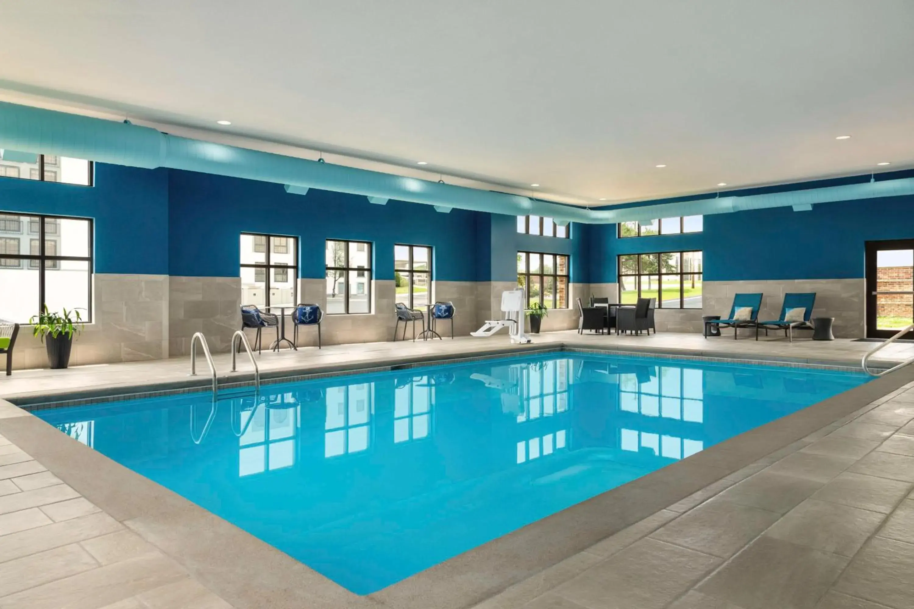 Pool view in Hampton Inn & Suites Springfield Pool view in Hampton Inn & Suites Springfield