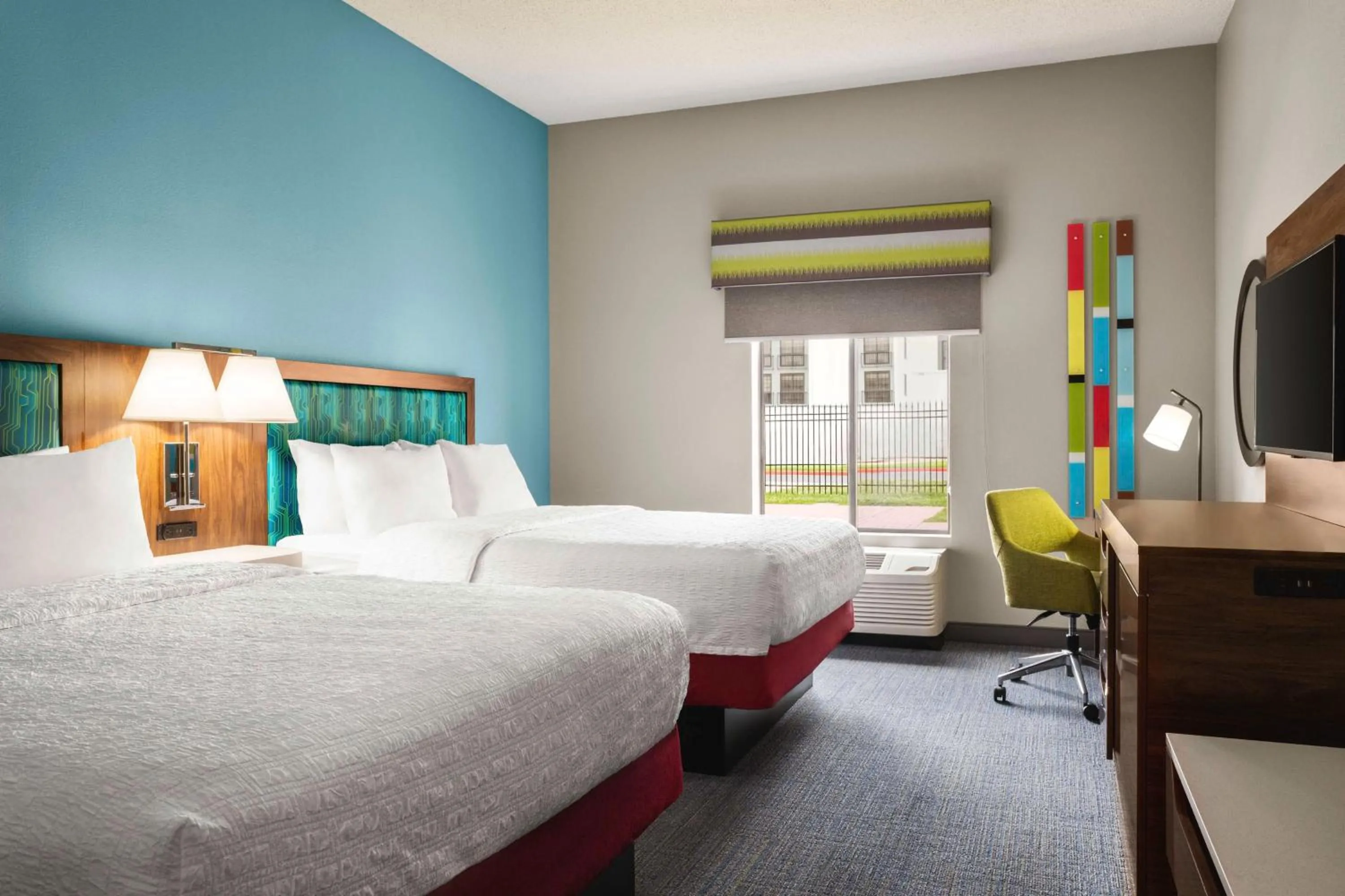 Bed in Hampton Inn & Suites Springfield