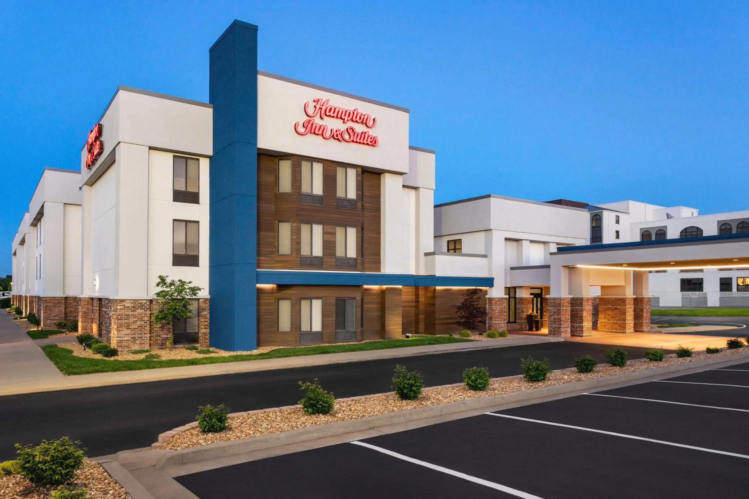 Property building in Hampton Inn & Suites Springfield