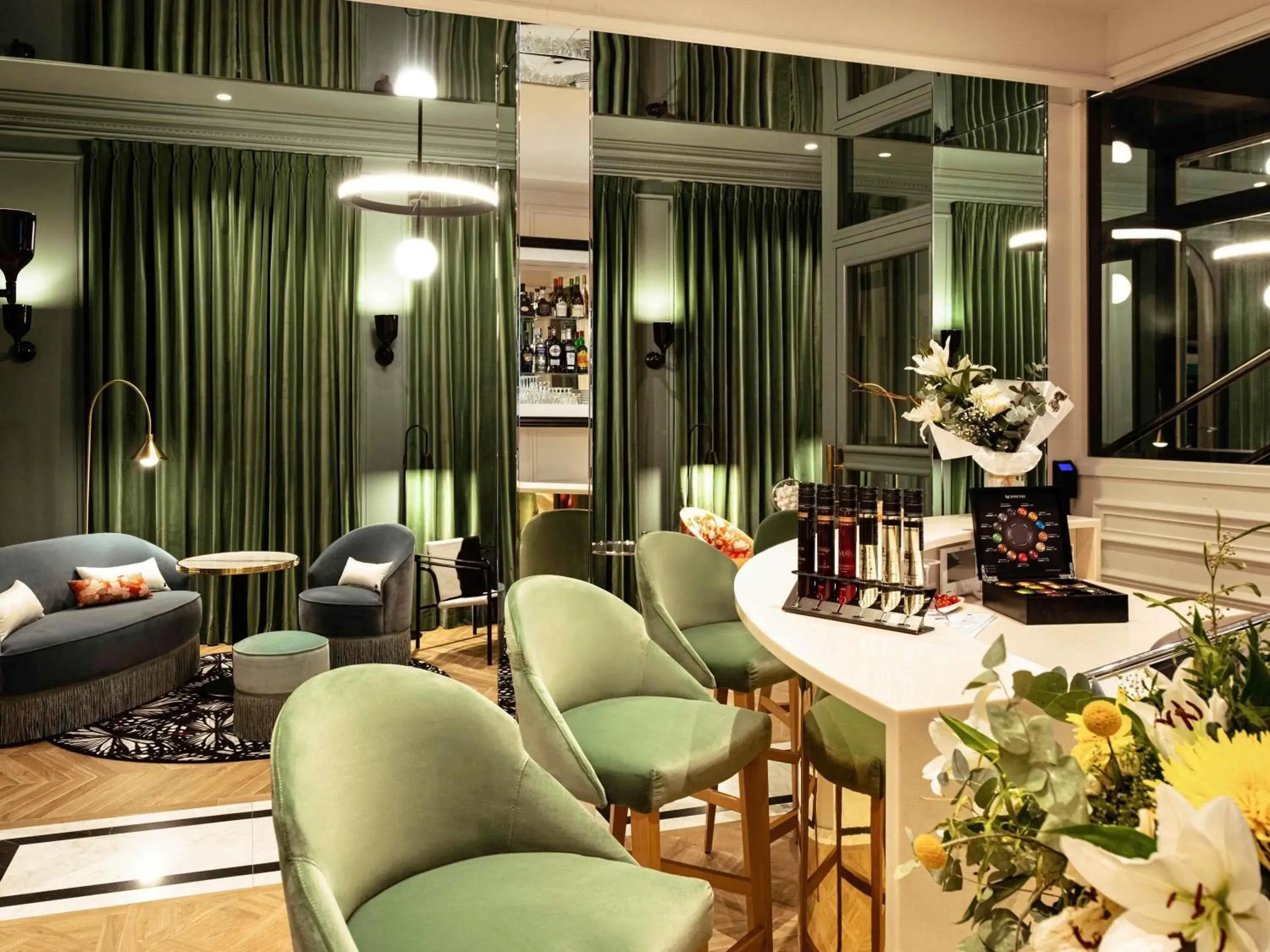 Lounge or bar in Mercure Paris Gare De Lyon Opera Bastille Lounge or bar in Mercure Paris Gare De Lyon Opera Bastille