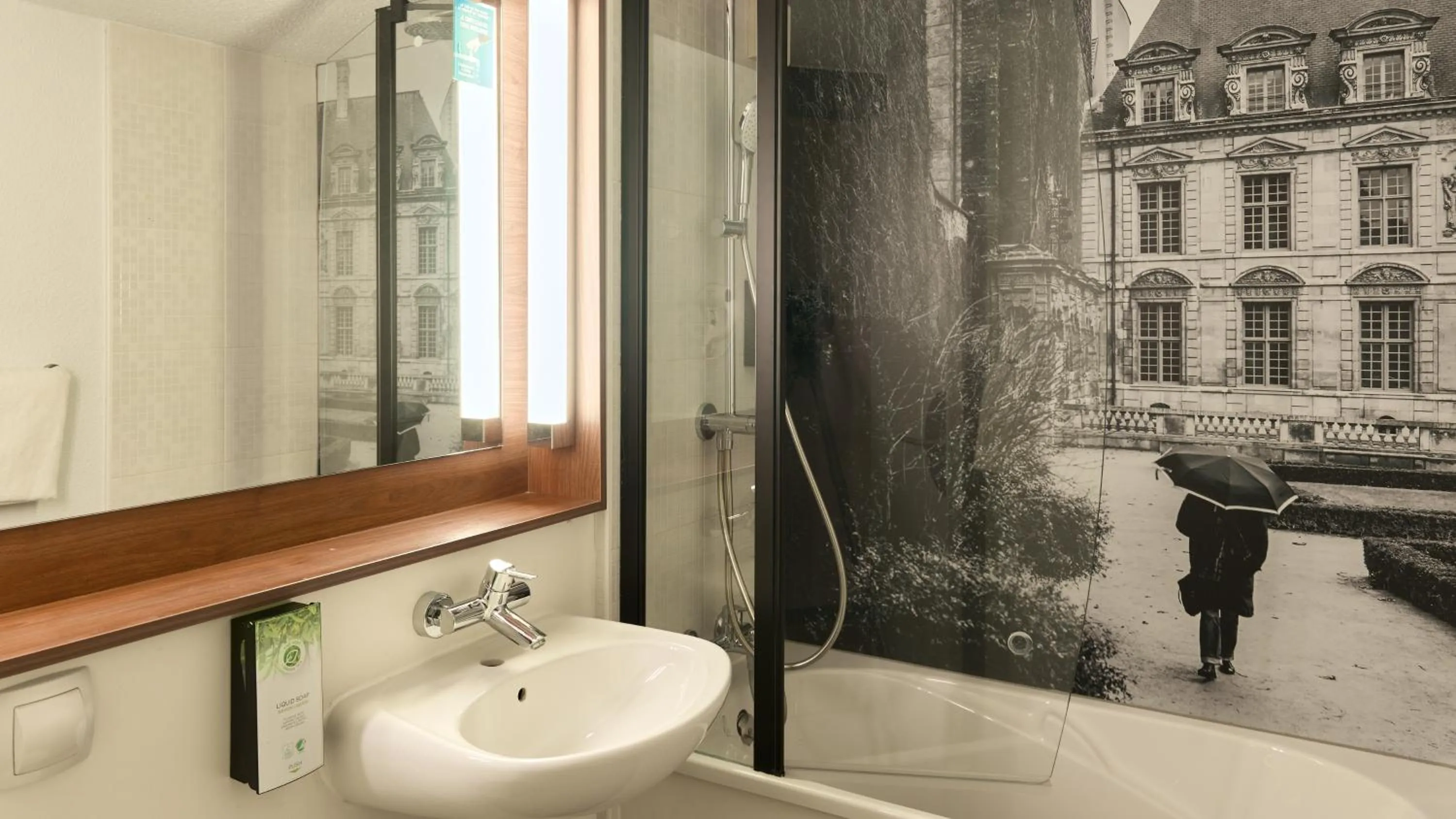 Bathroom in Campanile Marne la Vallée - Bussy Saint-Georges