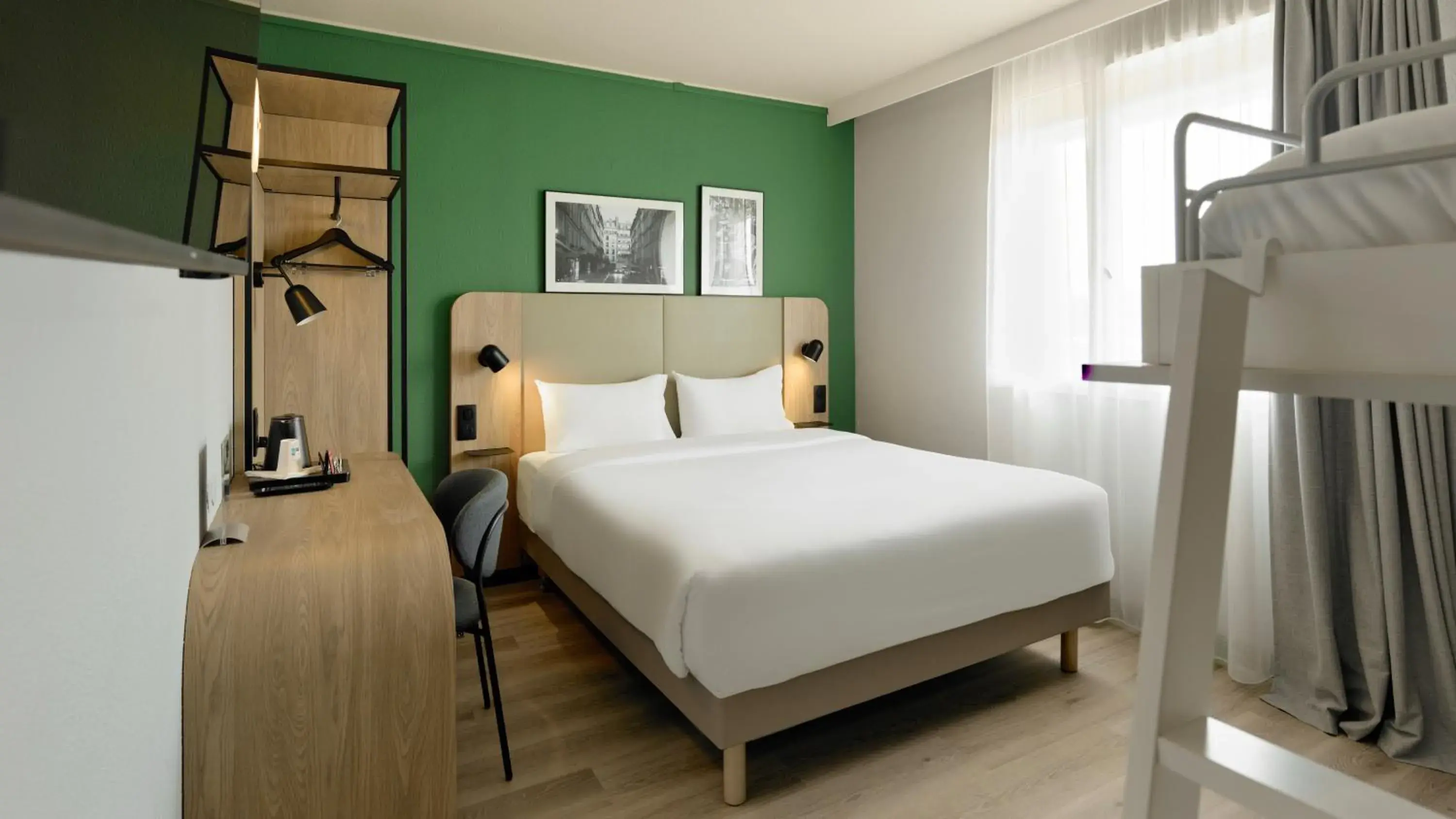 Standard Room - 1 Queen Bed 2 Bunk Beds in Campanile Marne-la-Vallée - Bussy Saint-Georges Standard Room - 1 Queen Bed 2 Bunk Beds in Campanile Marne-la-Vallée - Bussy Saint-Georges