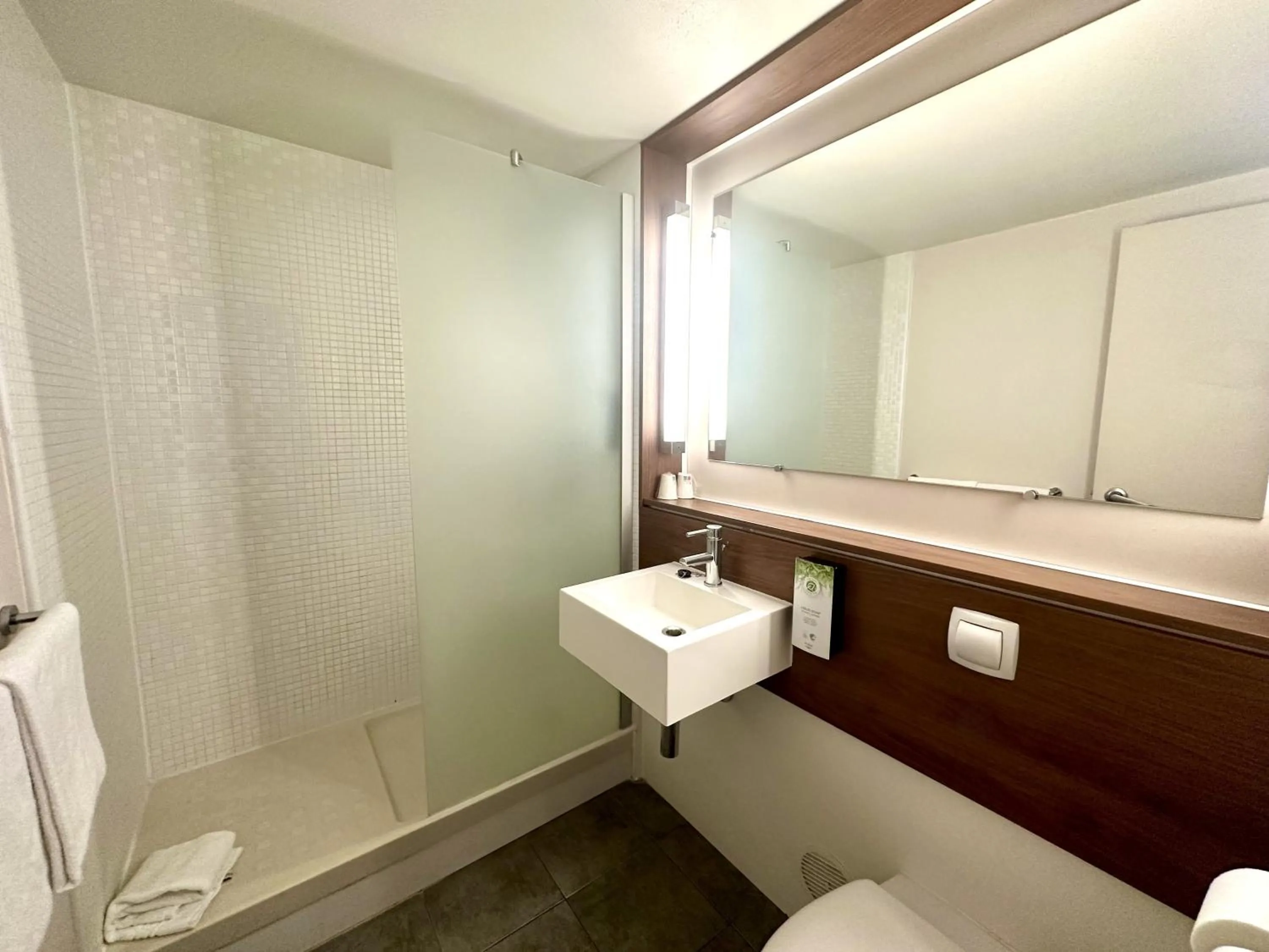 Shower in Campanile Hotel Chantilly