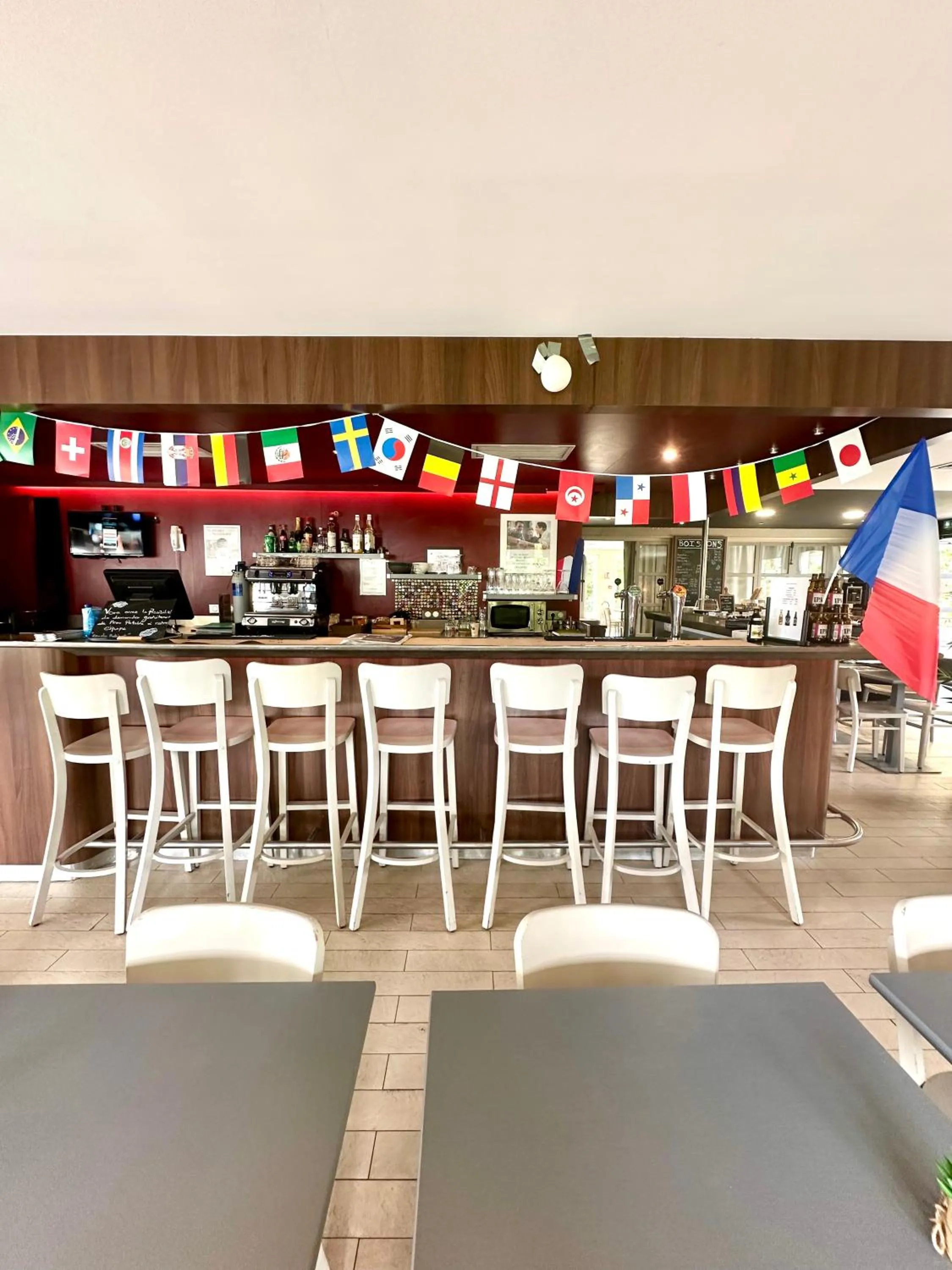 Lounge or bar in Campanile Hotel Chantilly