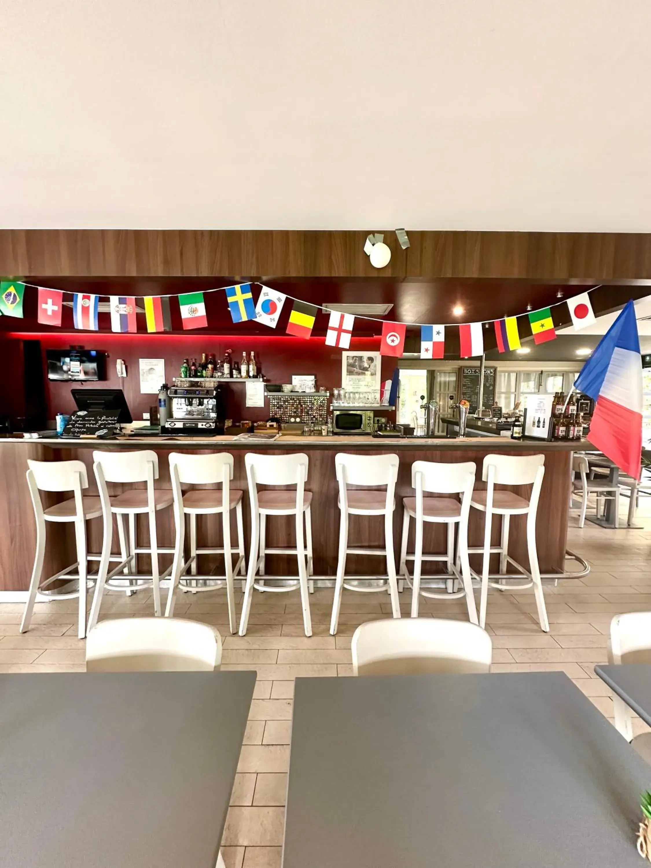 Lounge or bar in Campanile Hotel Chantilly Lounge or bar in Campanile Hotel Chantilly