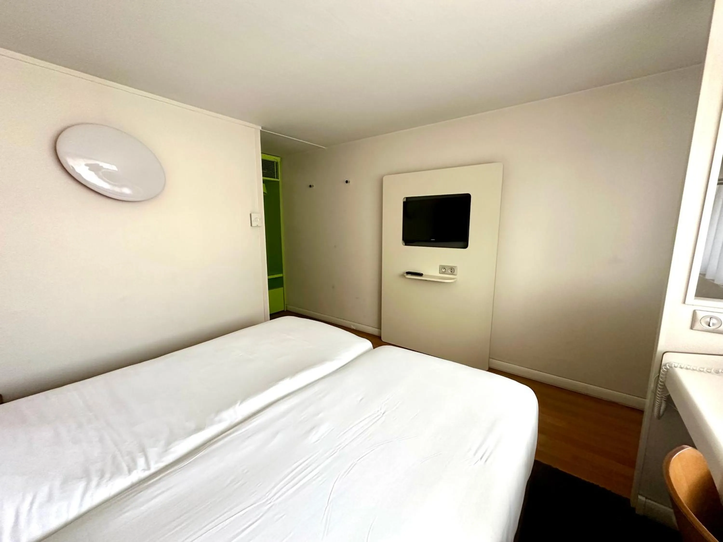 Bedroom, Bed in Campanile Hotel Chantilly