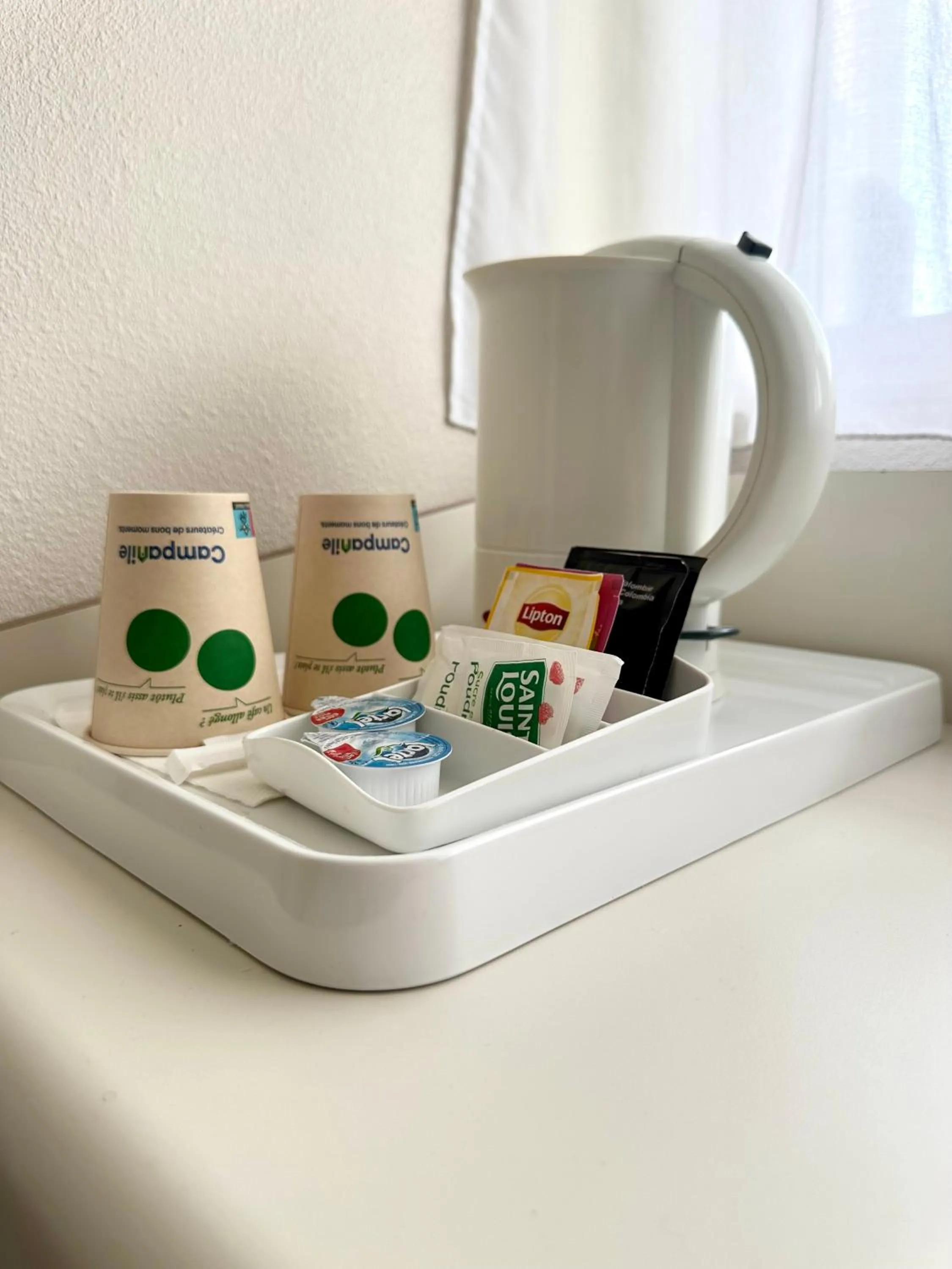 Coffee/tea facilities in Campanile Hotel Chantilly