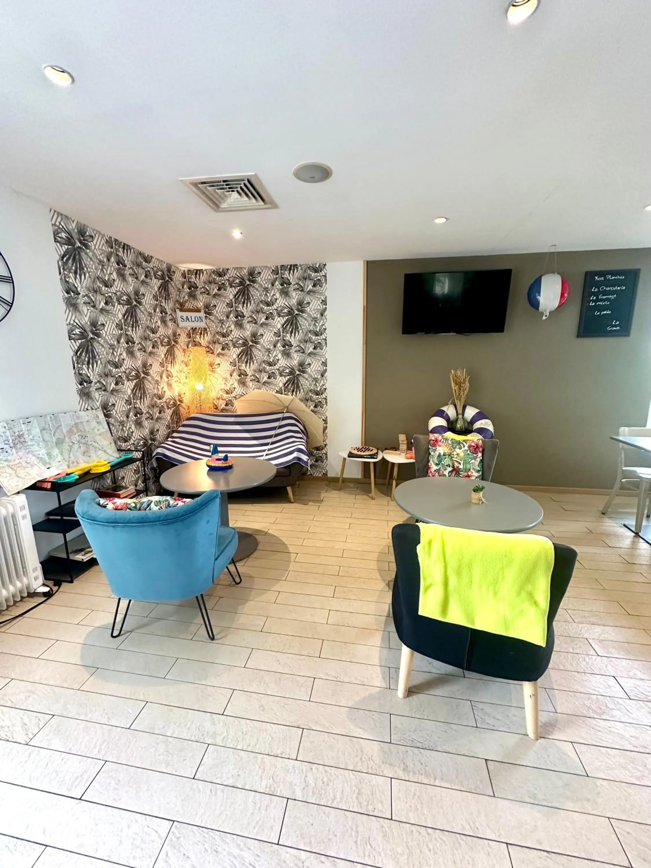 Communal lounge/ TV room in Campanile Hotel Chantilly