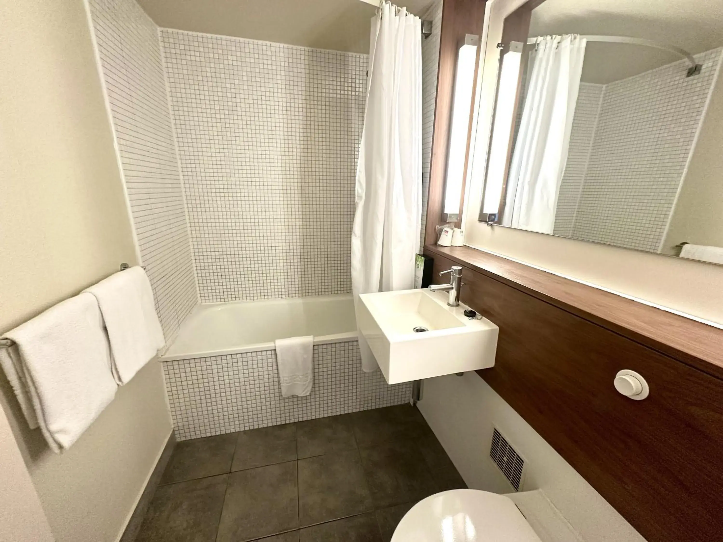 Bathroom in Campanile Hotel Chantilly Bathroom in Campanile Hotel Chantilly