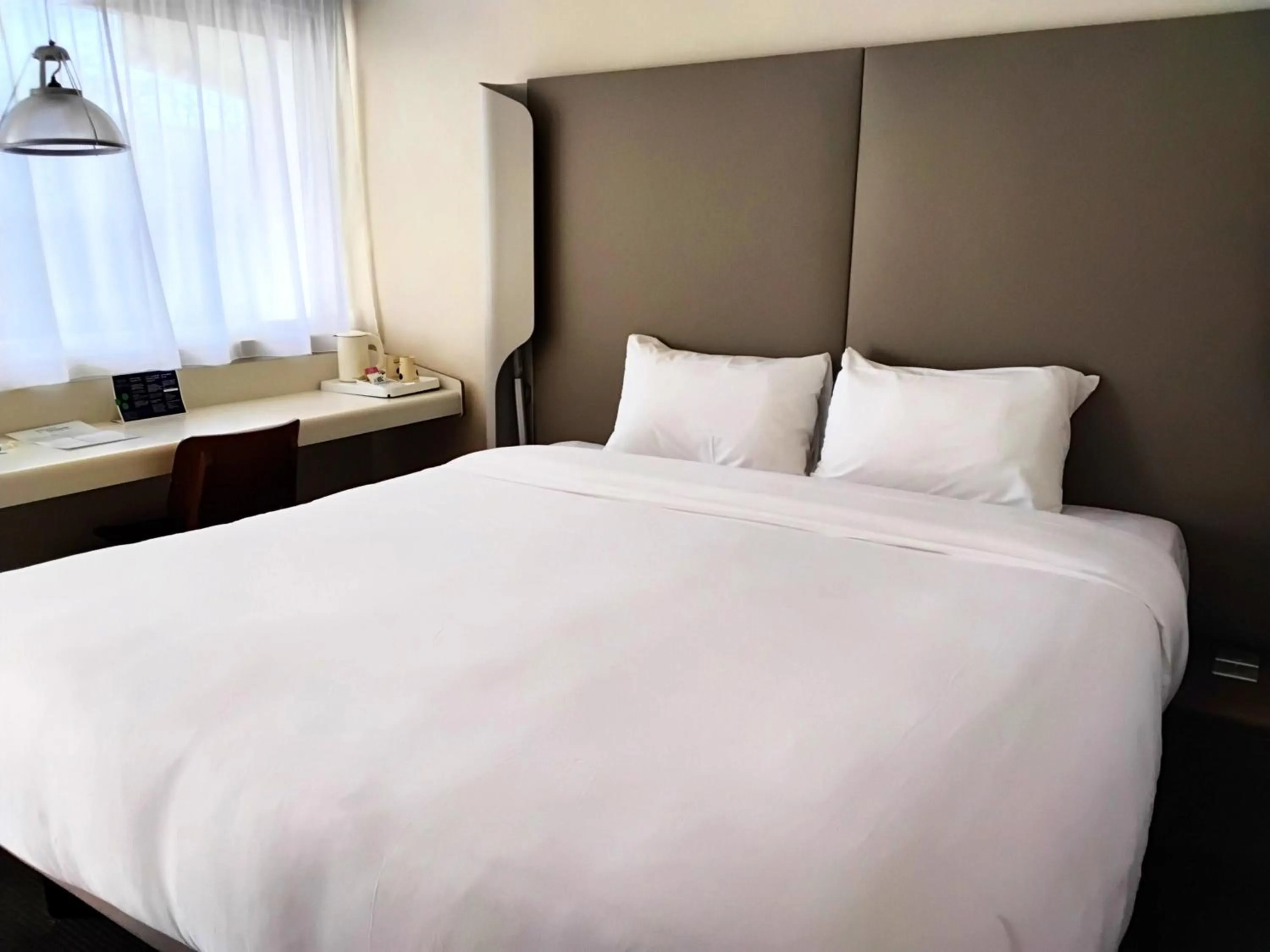 Bedroom, Bed in Campanile Hotel Chantilly