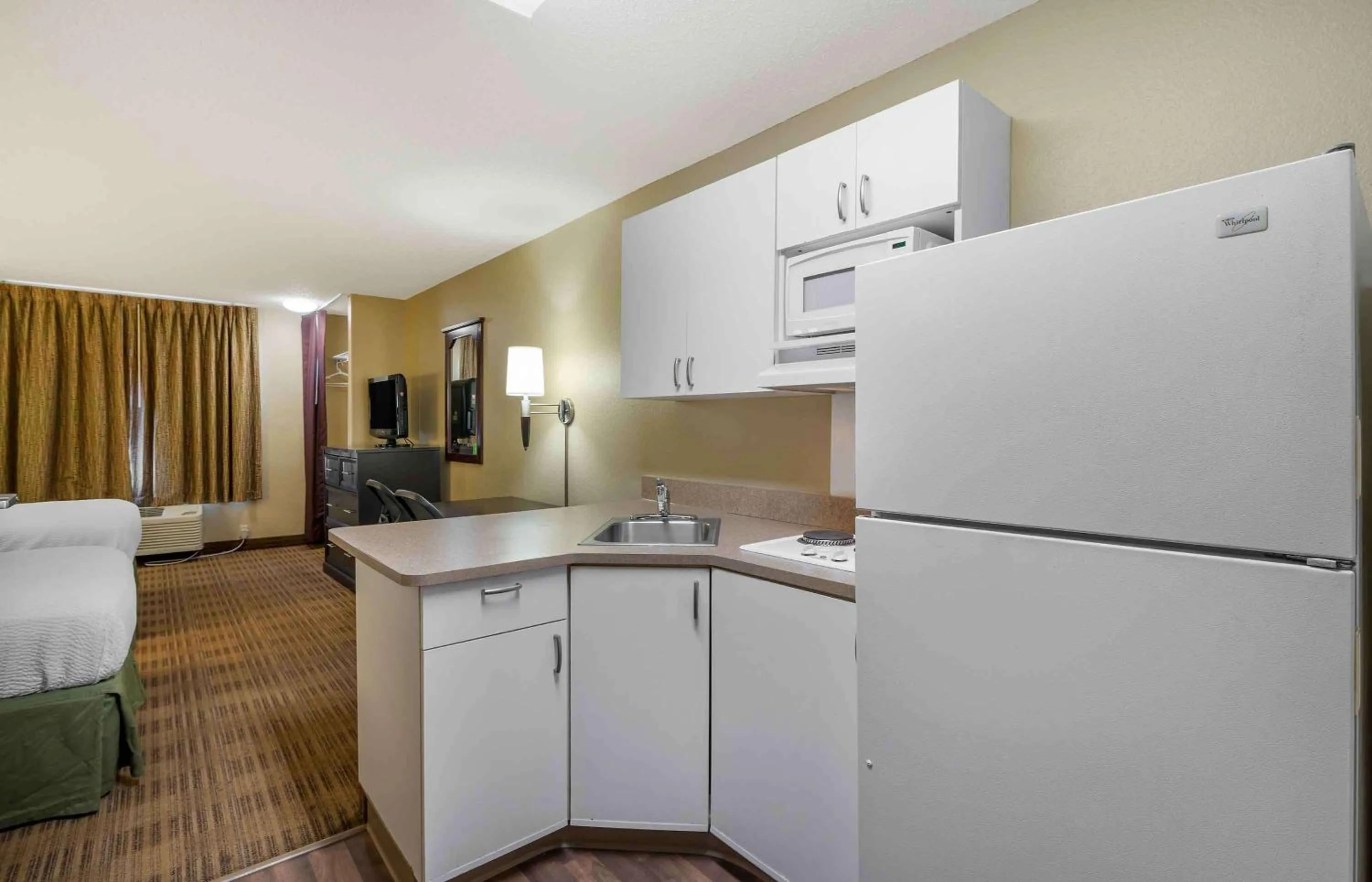 Bedroom in Extended Stay America Suites - Champaign - Urbana