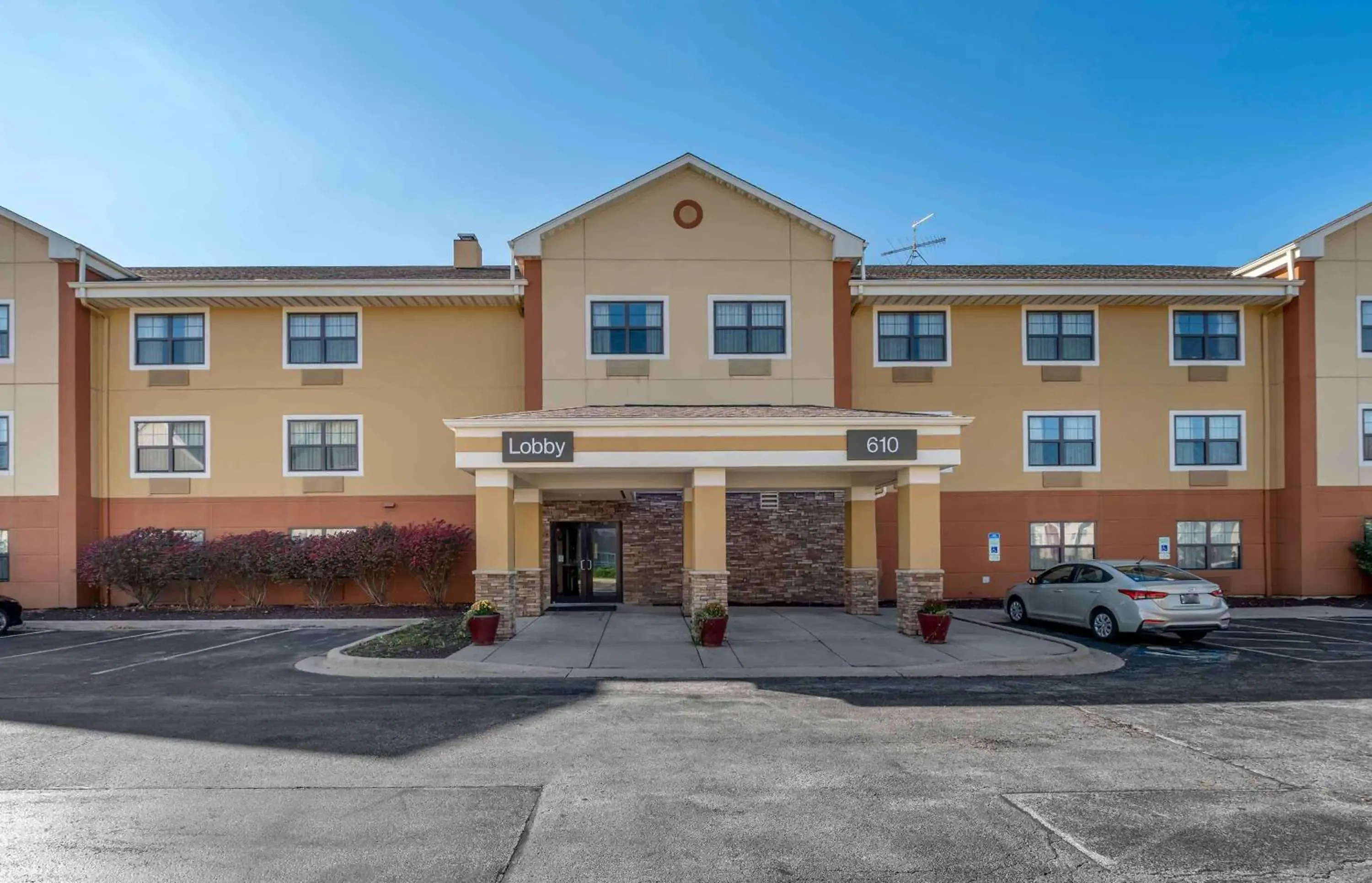 Property building in Extended Stay America Suites - Champaign - Urbana Property building in Extended Stay America Suites - Champaign - Urbana