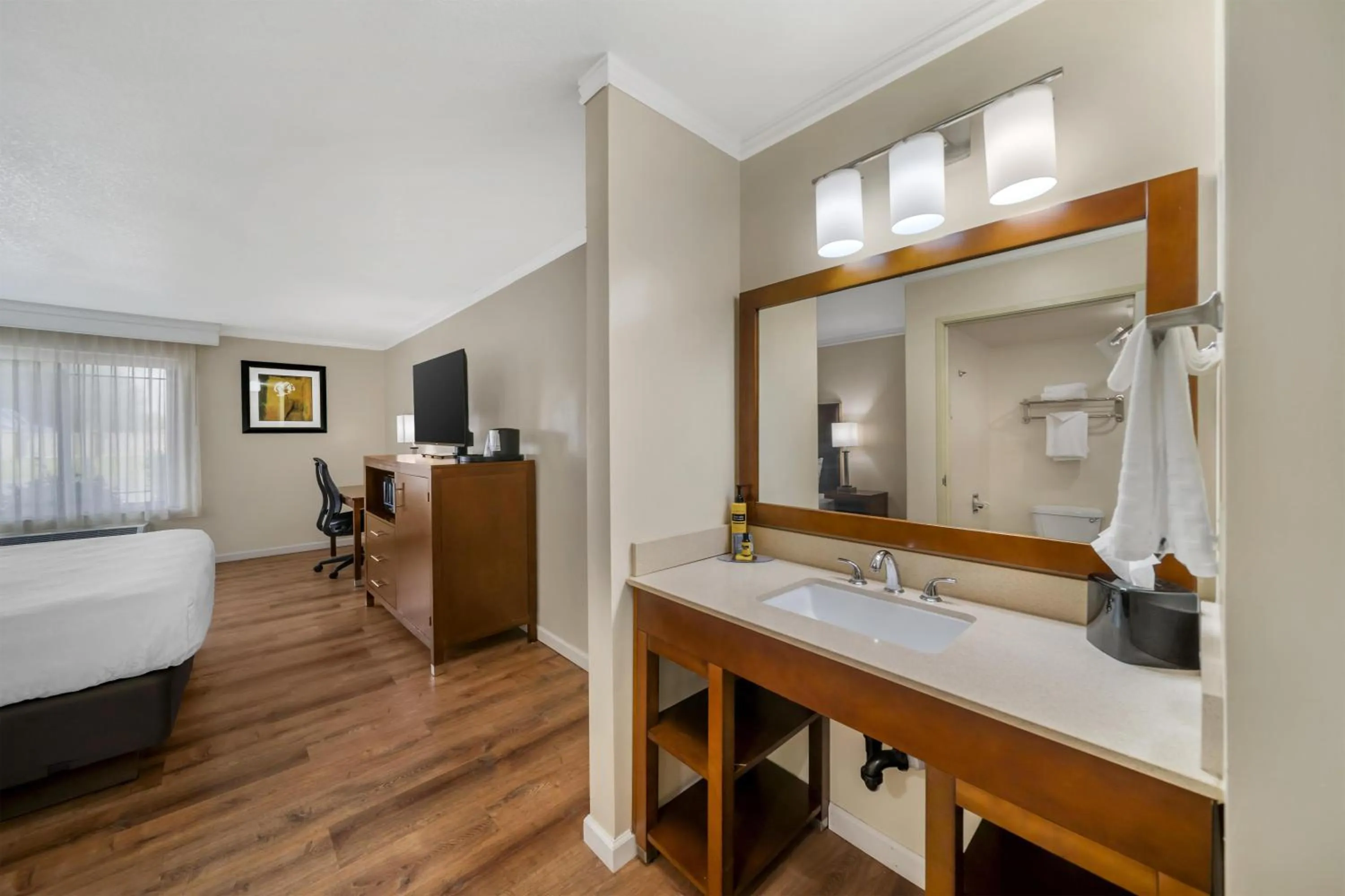 Bedroom, Bed in Best Western Plus Northwoods Inn