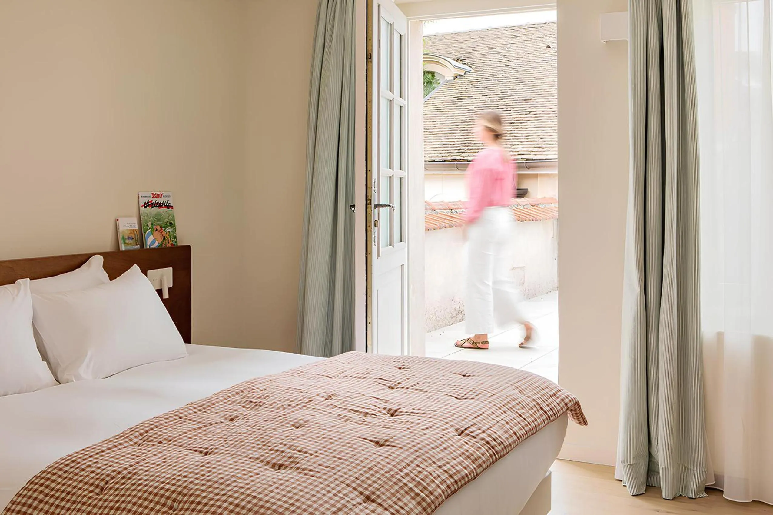 Bedroom, Bed in ALFRED HOTELS Beaune La Madeleine