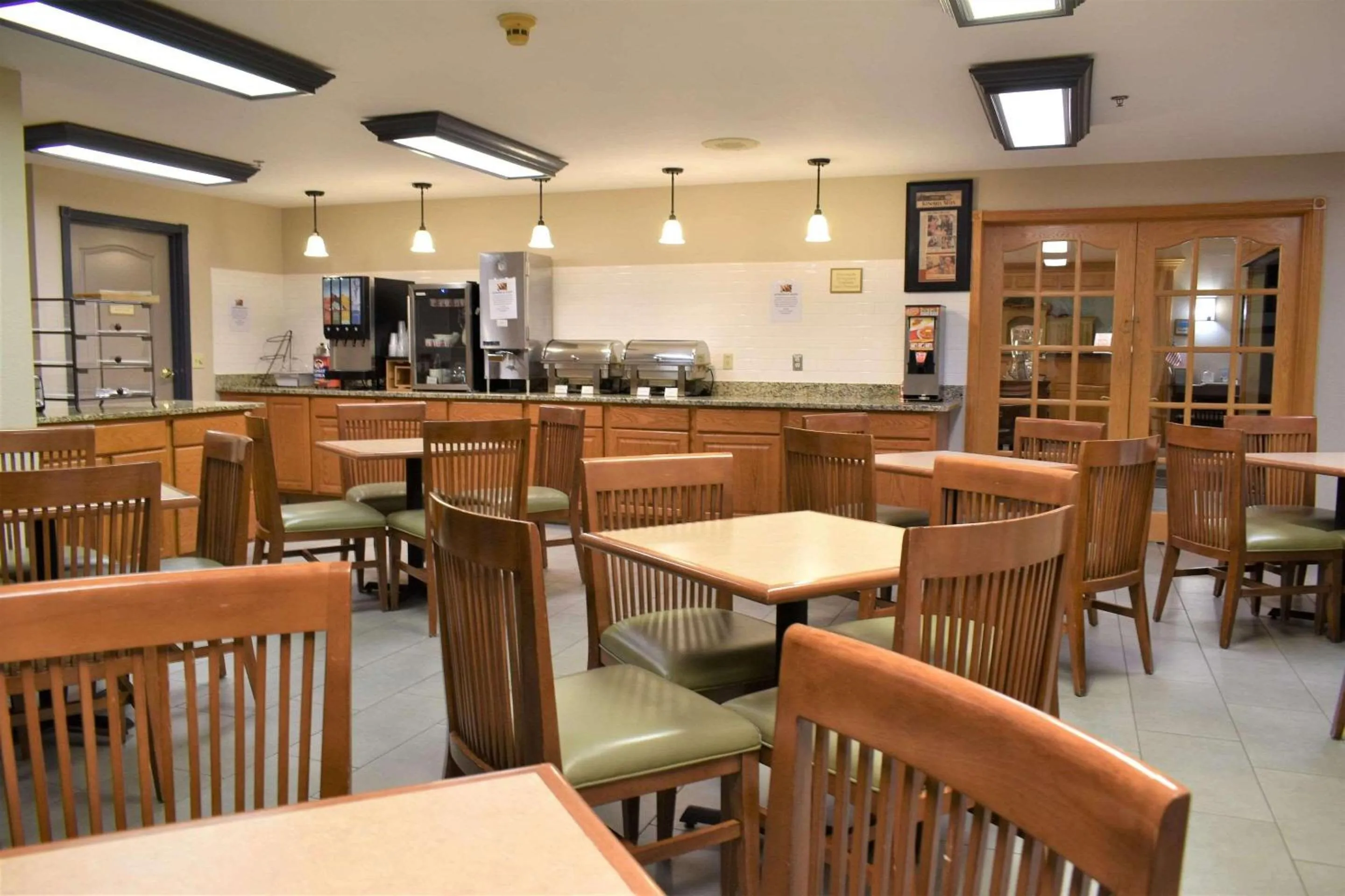 Breakfast in Country Inn & Suites by Radisson Kenosha - Pleasant Prairie