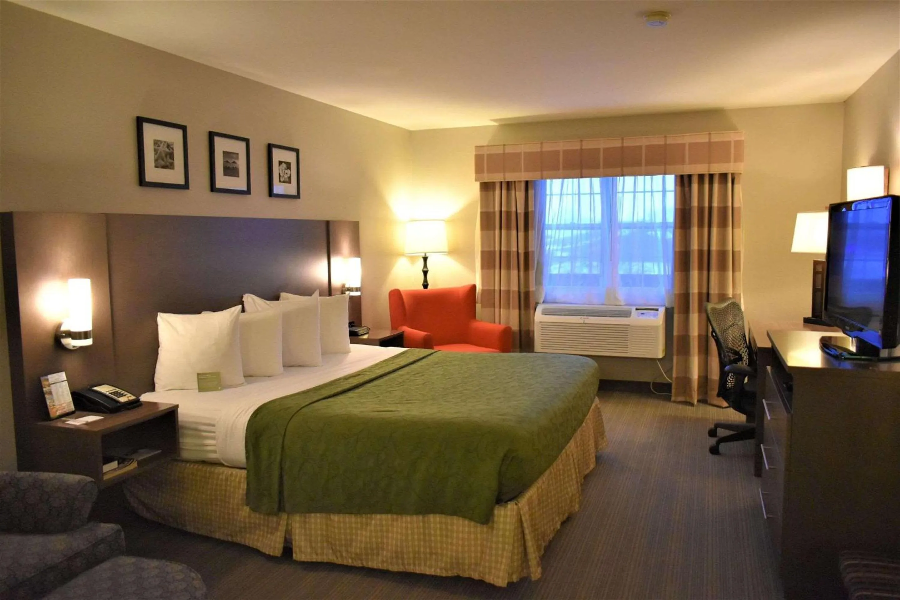 Bedroom, Bed in Country Inn & Suites by Radisson Kenosha - Pleasant Prairie