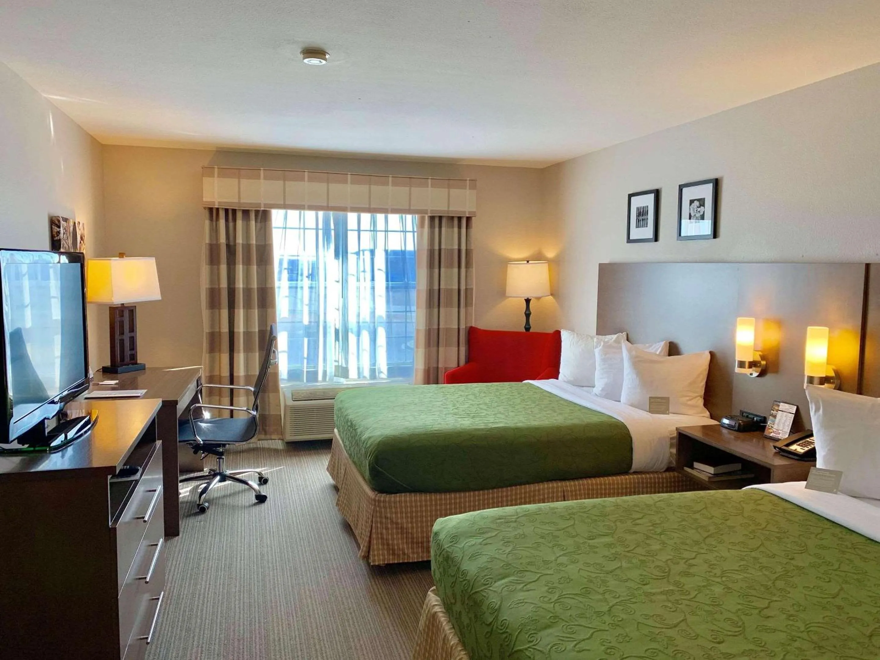 Bedroom, Bed in Country Inn & Suites by Radisson Kenosha - Pleasant Prairie