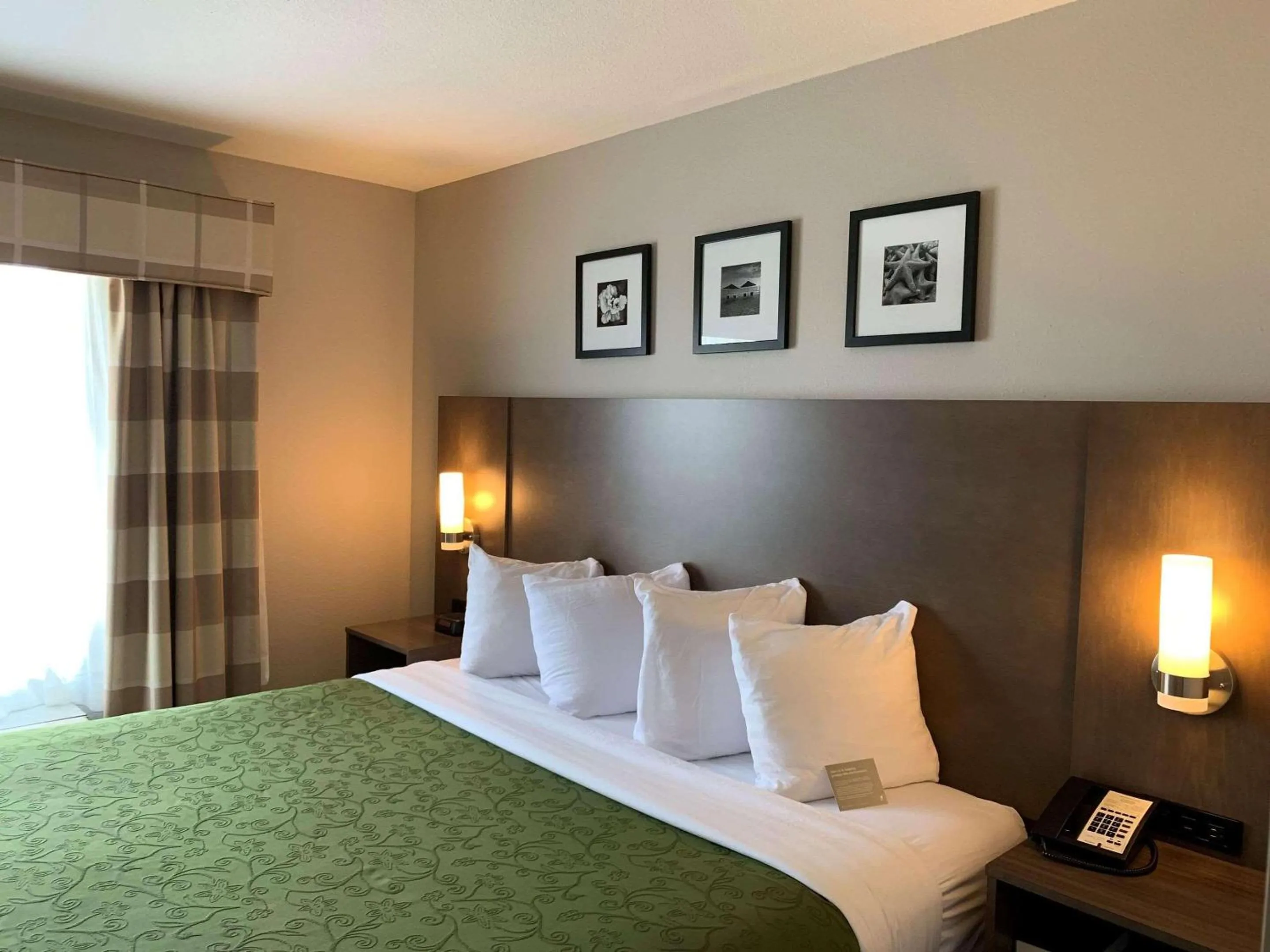 Bedroom, Bed in Country Inn & Suites by Radisson Kenosha - Pleasant Prairie