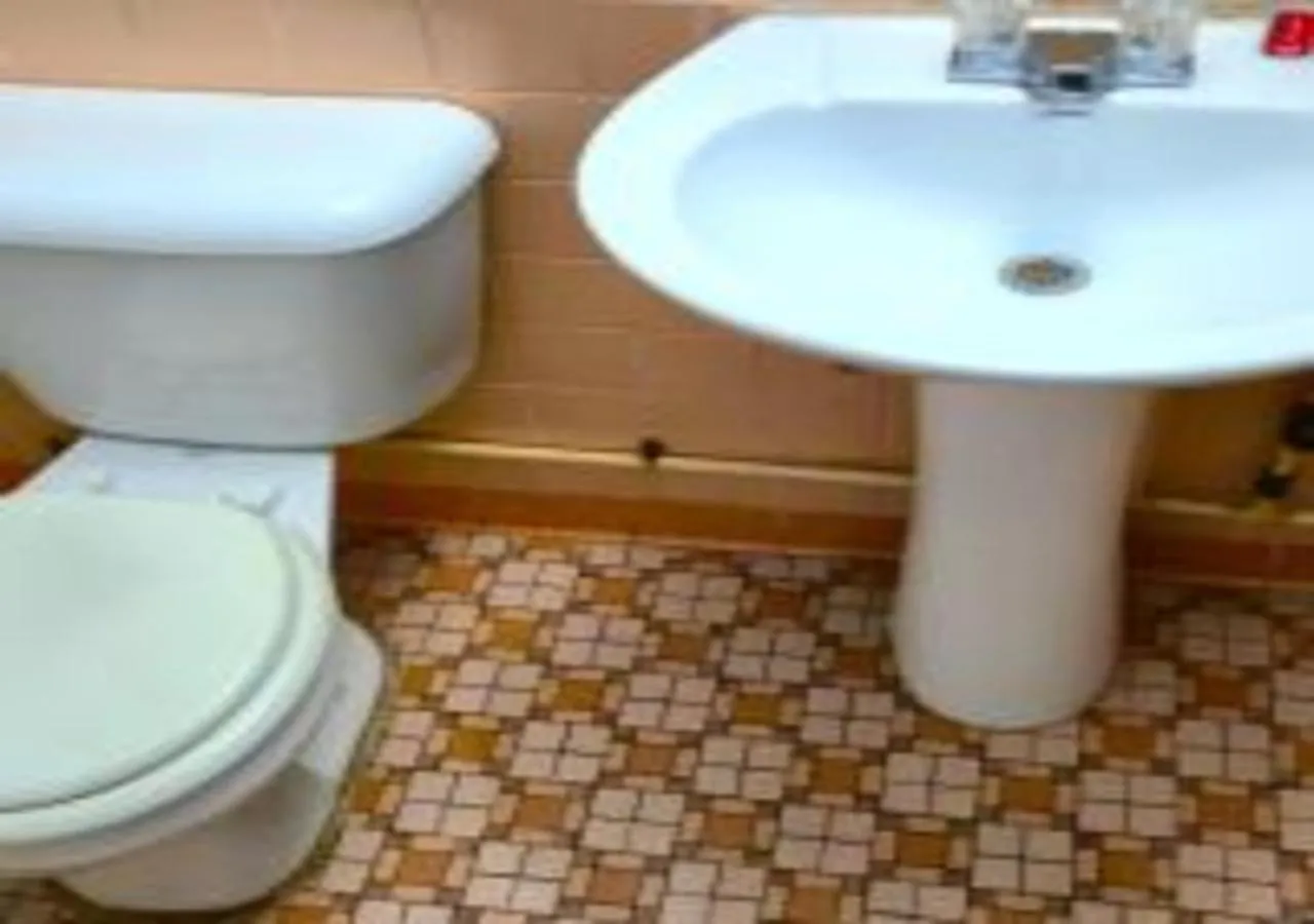 Bathroom in Holiday Motel by Belvilla Cleveland, TN