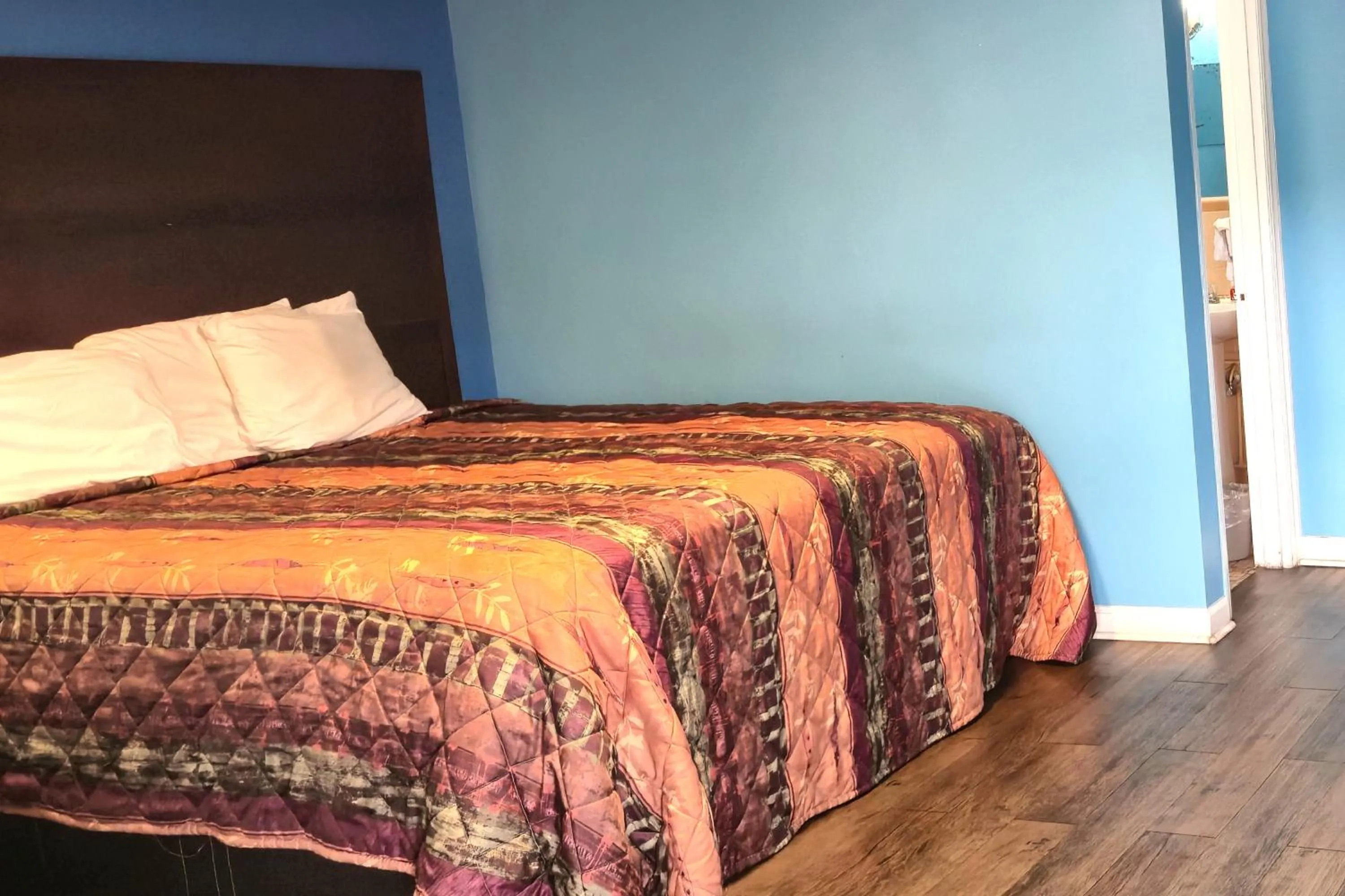 Bedroom, Bed in Holiday Motel by Belvilla Cleveland, TN