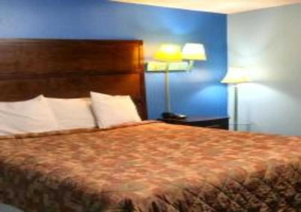 Bedroom, Bed in Holiday Motel by Belvilla Cleveland, TN