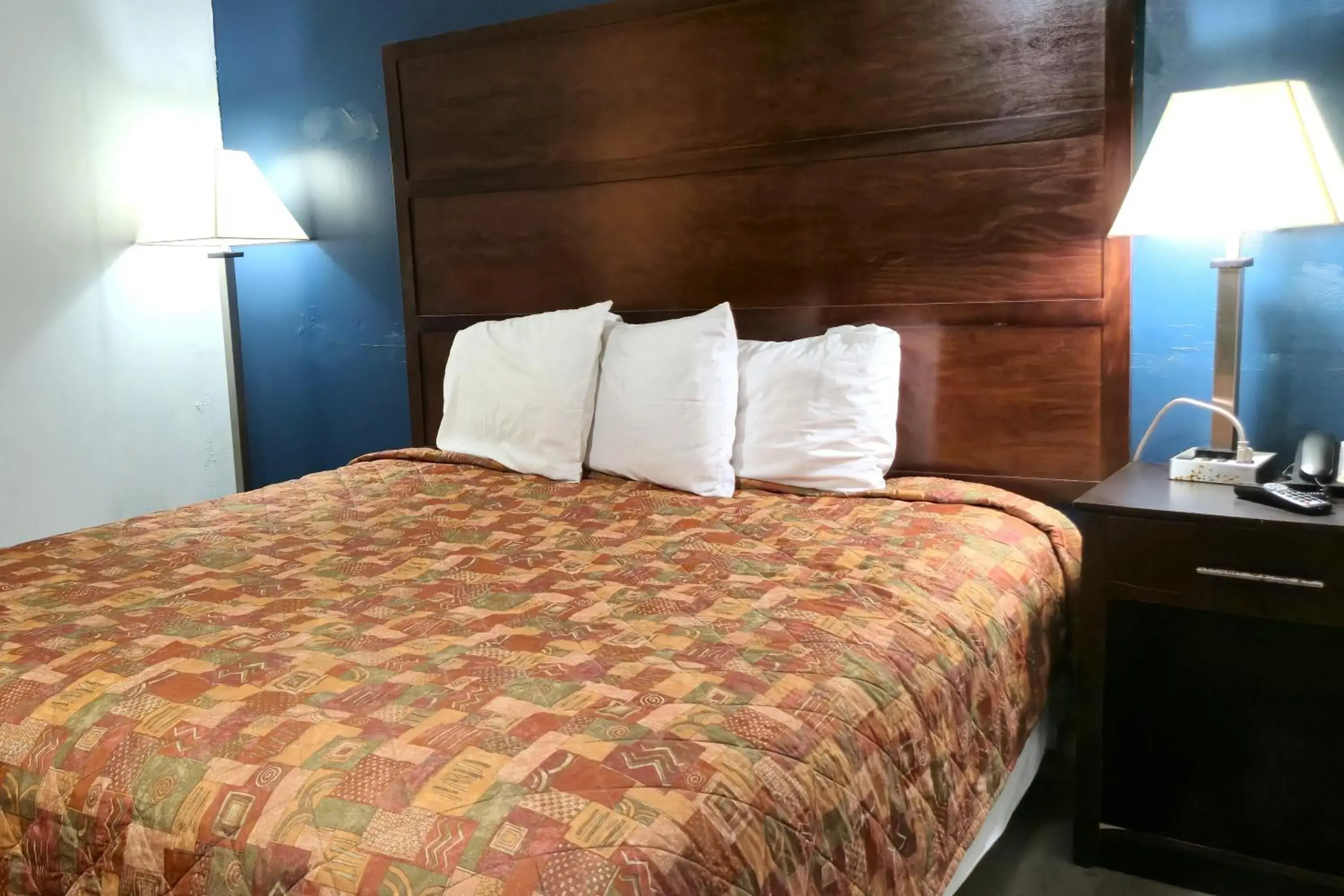 King Bed Non-Smoking in Holiday Motel by Belvilla Cleveland, TN King Bed Non-Smoking in Holiday Motel by Belvilla Cleveland, TN